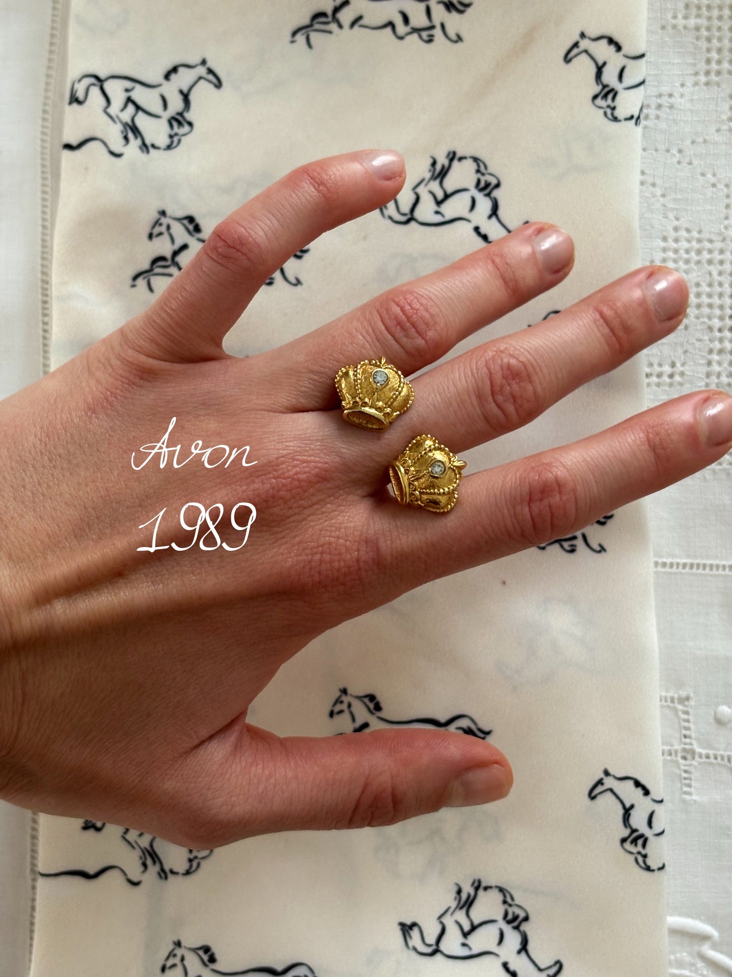 Pozłacane kolczyki Avon „Regal Crown”, 1989