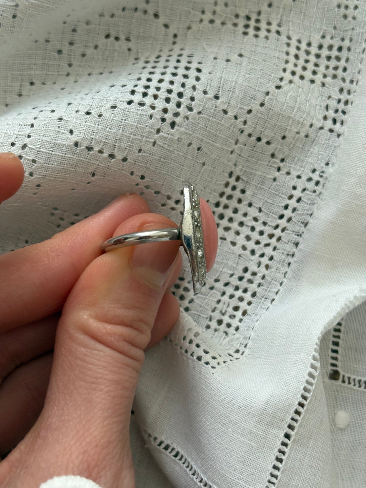 Pierścionek Avon „Pale fire”,1974 rok