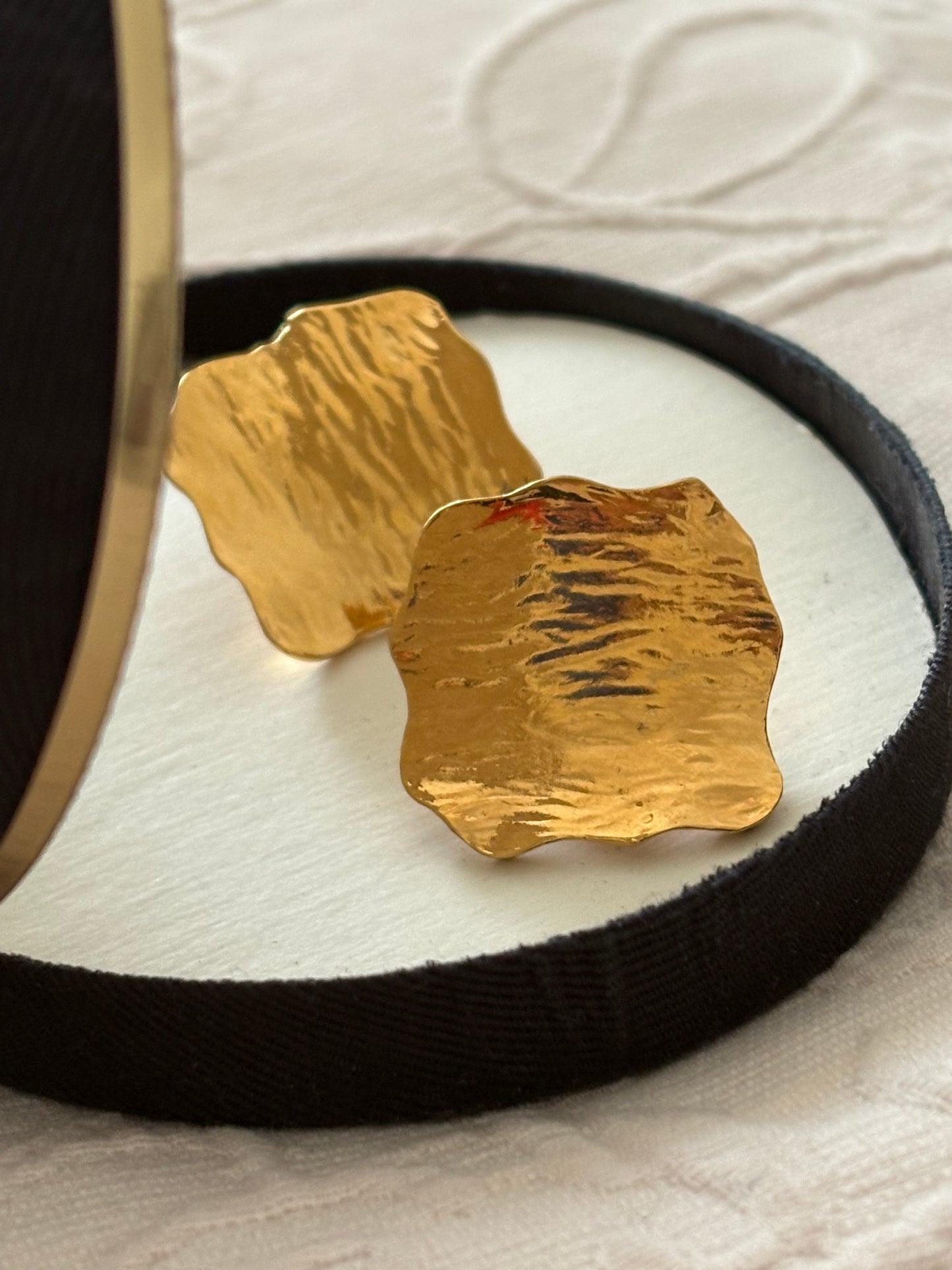 Kolczyki Avon “ Polished leaf”,1987 rok