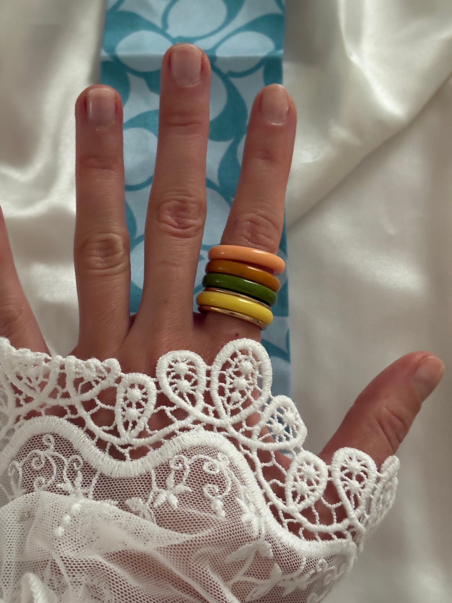 Zestaw wymiennych pierścionków Avon, 1977 rok