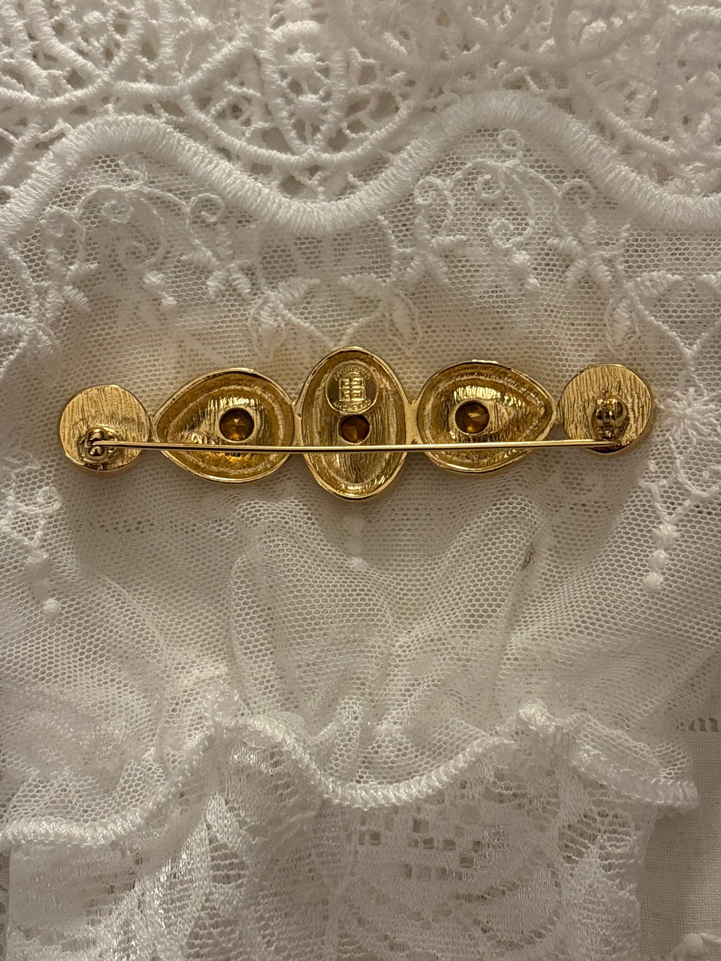 Pozłacana broszka Givenchy z kryształami