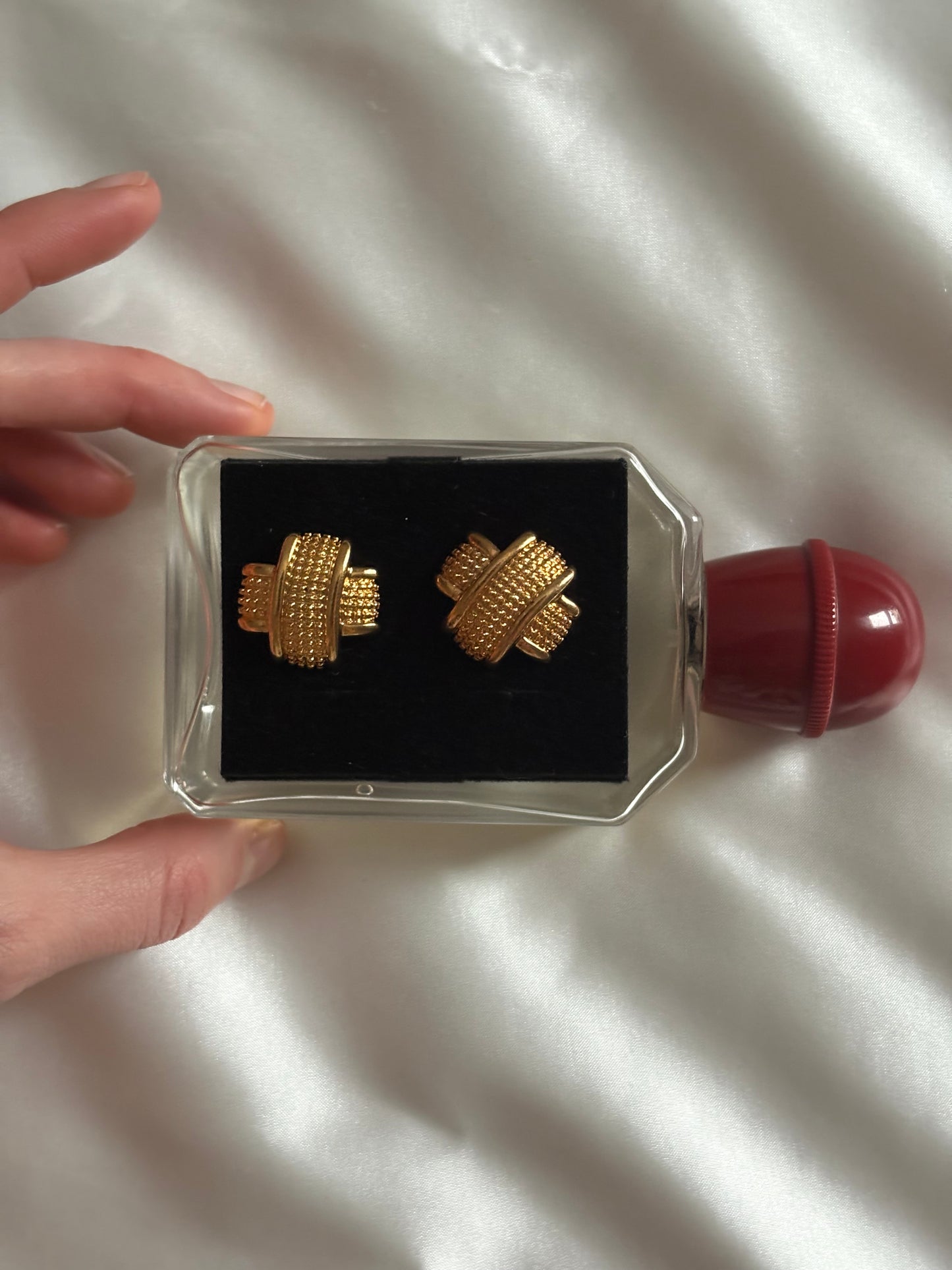 Pozłacane kolczyki Avon o geometrycznym splocie