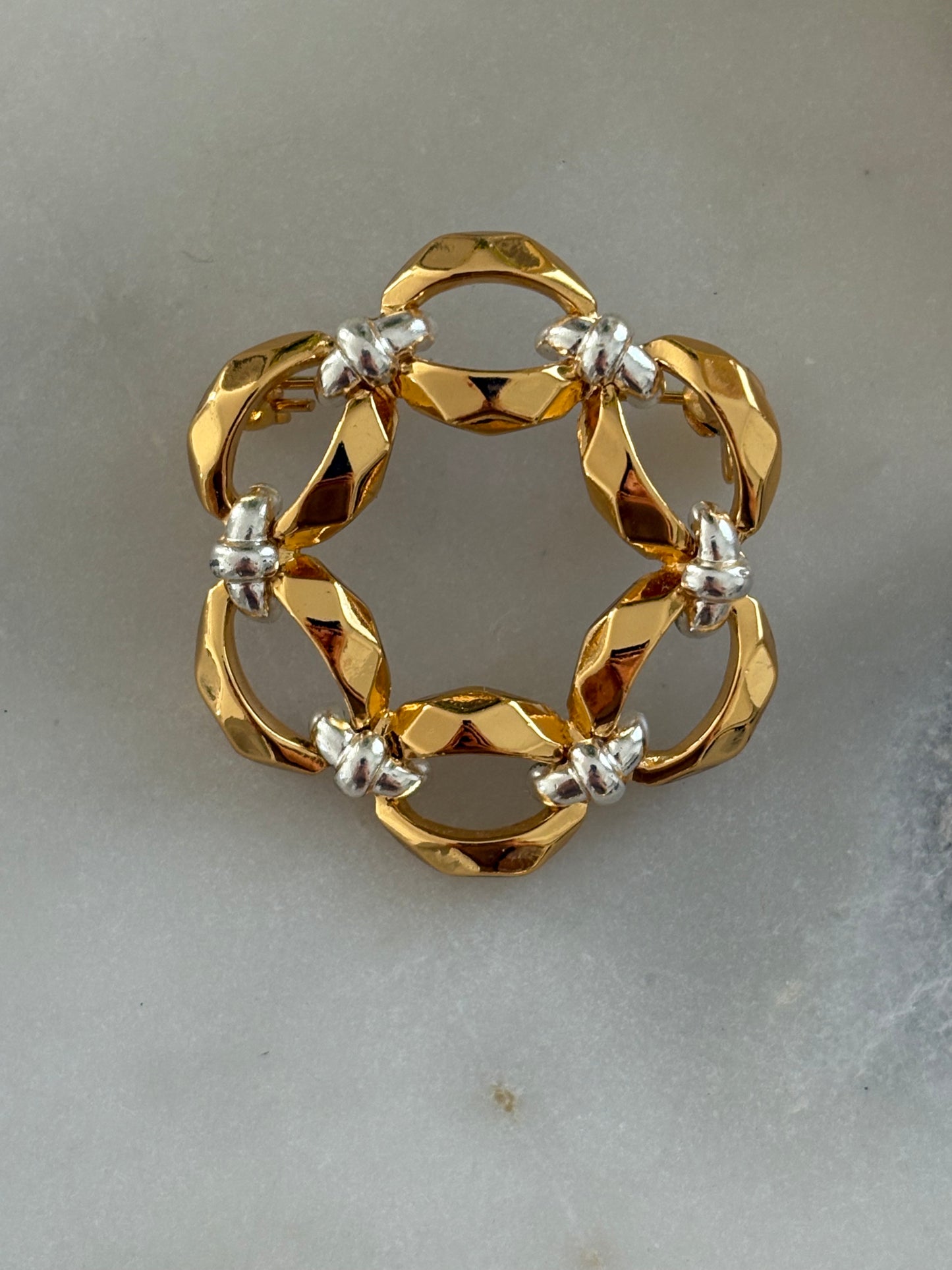 Broszka marki Anne Klein