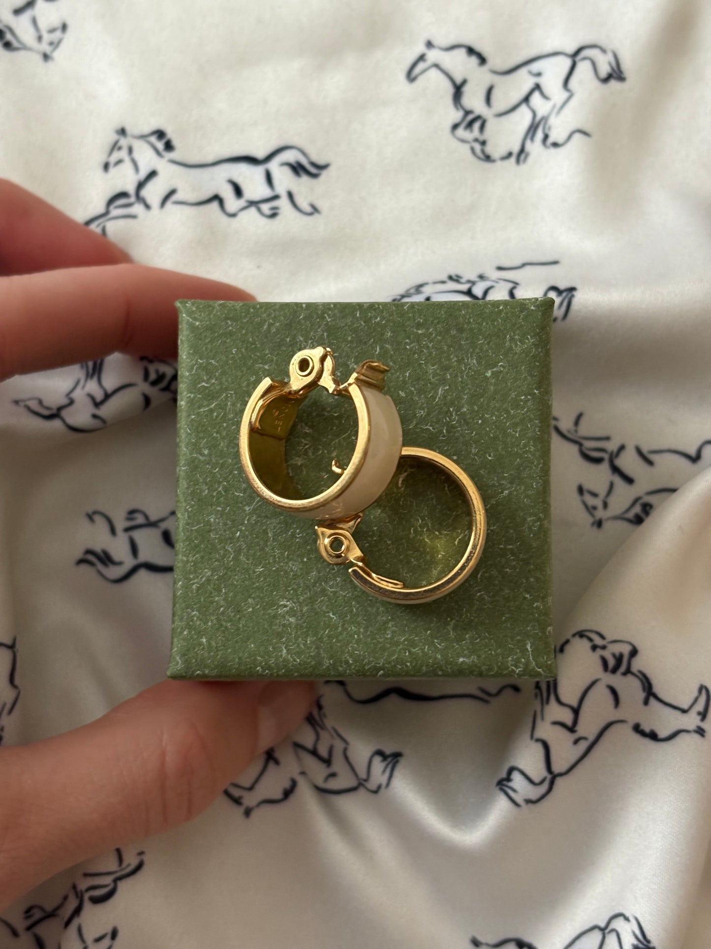 Klipsy z białą emalią Monet