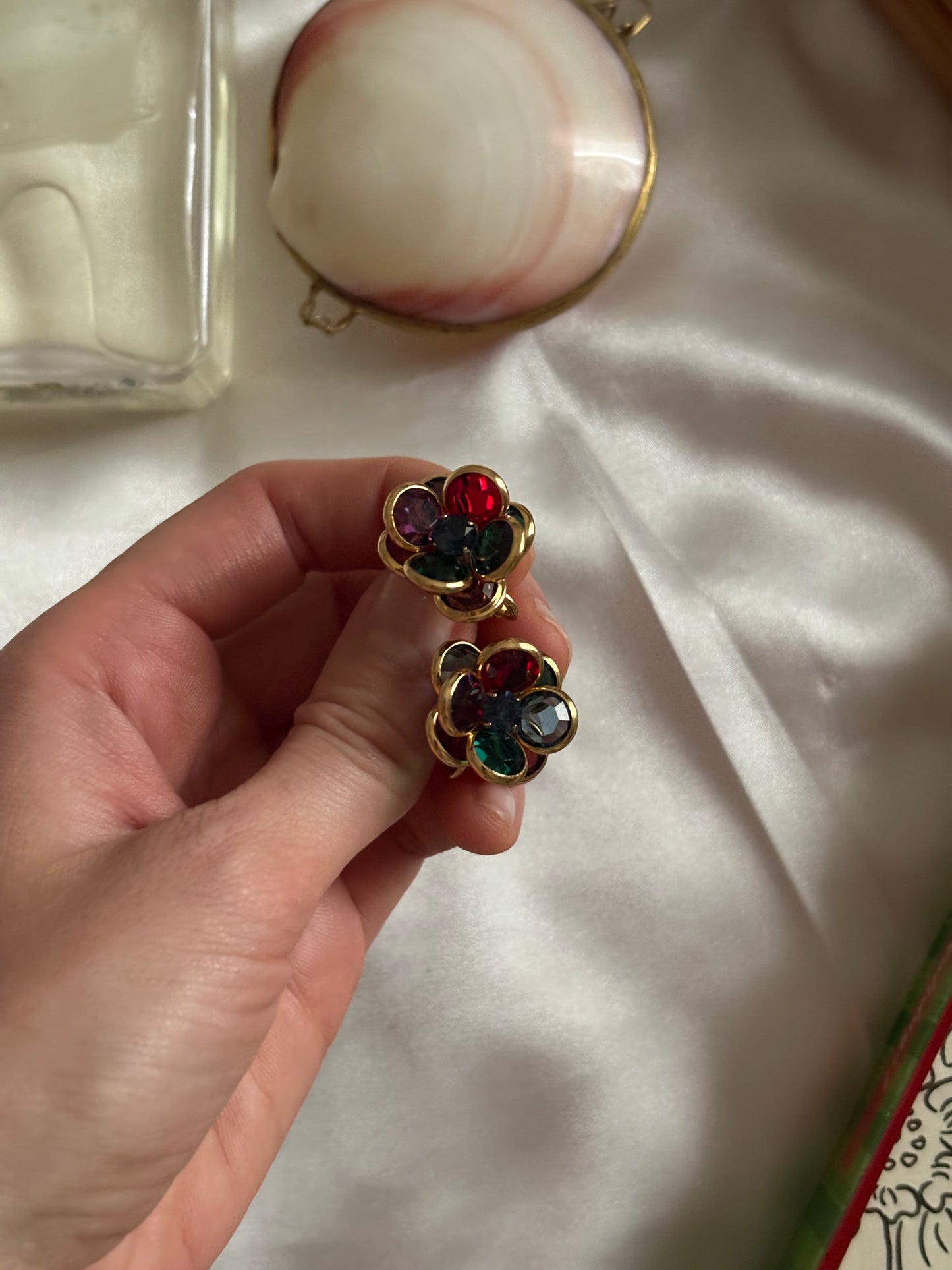 Pozłacane klipsy z kolorowymi kryształami