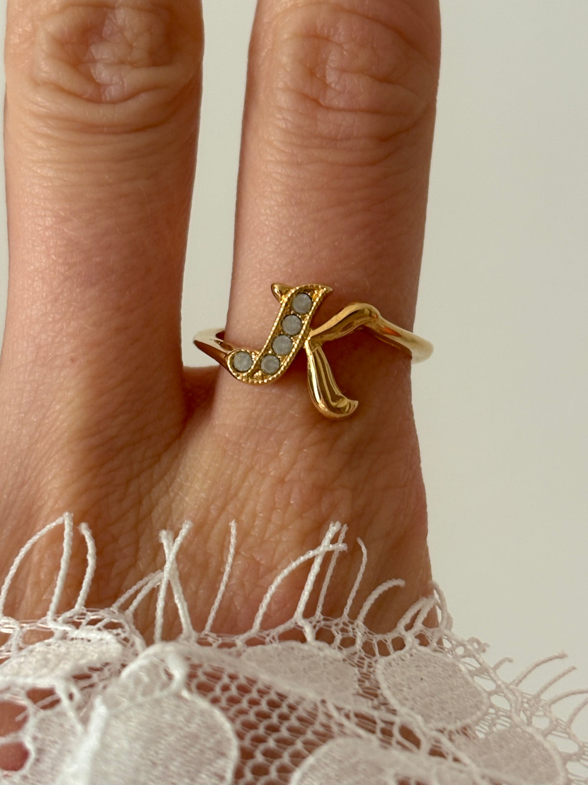 Pierścionek Avon z inicjałem „K” – «Initial Ring»,17 mm