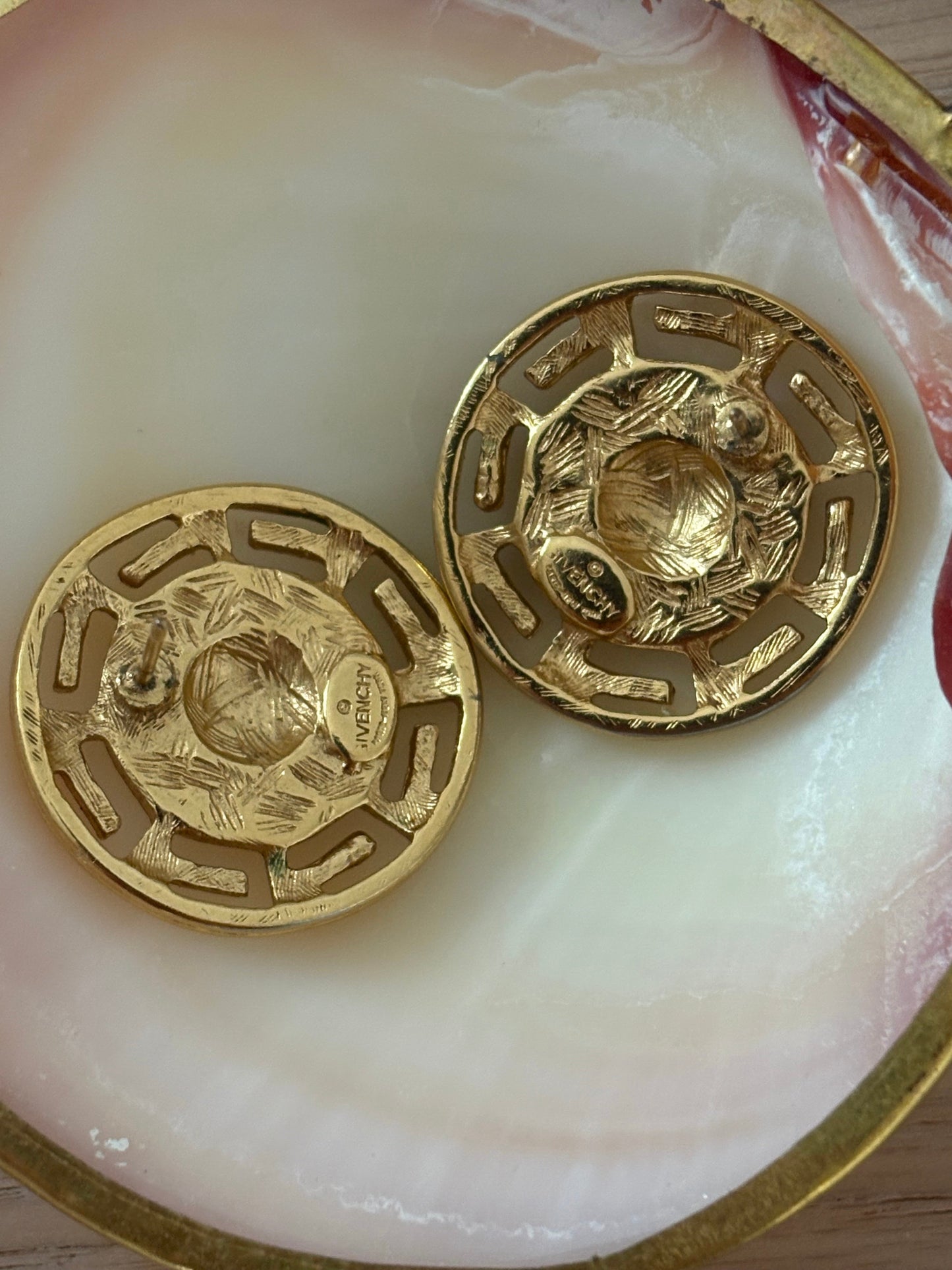 Pozłacane kolczyki Givenchy z logo, 1980–1990