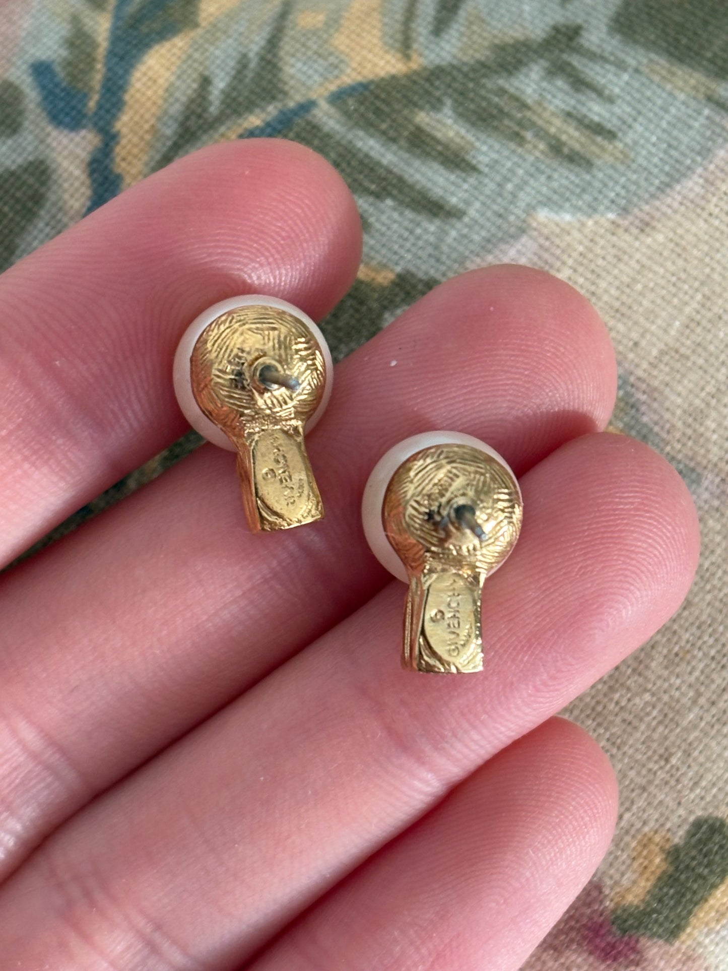 Pozłacane kolczyki Givenchy z perłami i logo