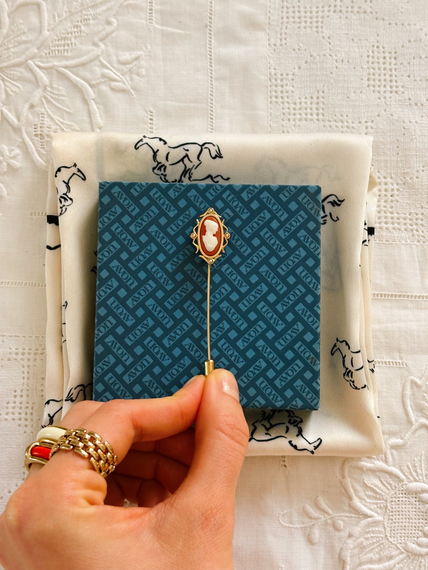 Broszka- szpilka z kameą Avon „Cameo Stickpin”, 1978 rok