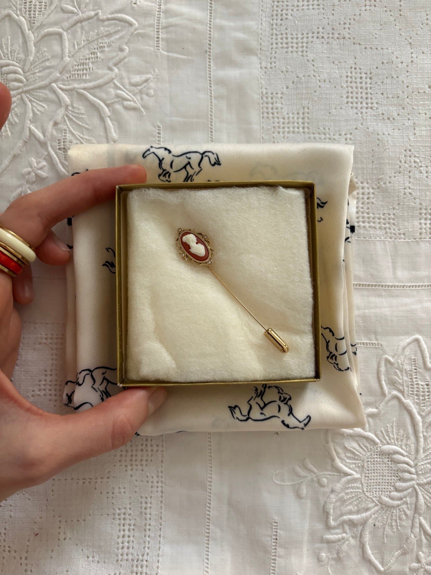 Broszka- szpilka z kameą Avon „Cameo Stickpin”, 1978 rok