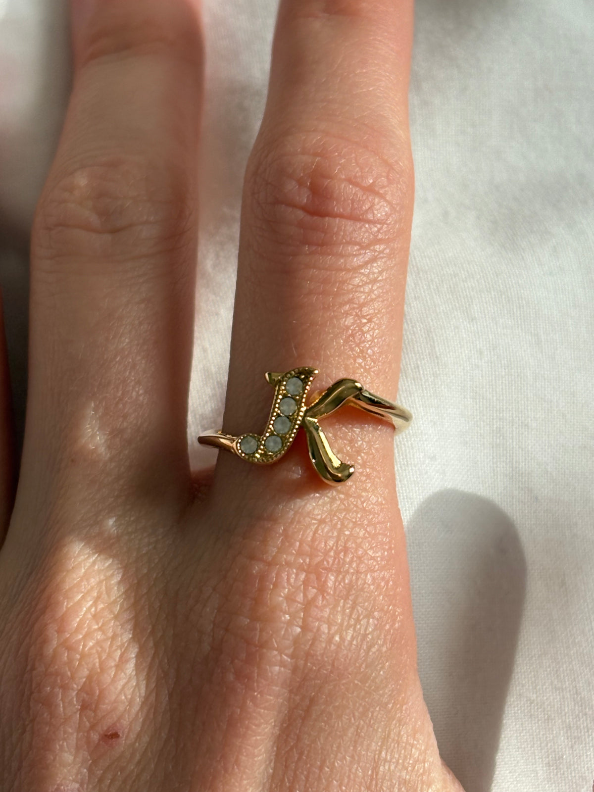 Pierścionek Avon z inicjałem „K” – «Initial Ring»,17 mm