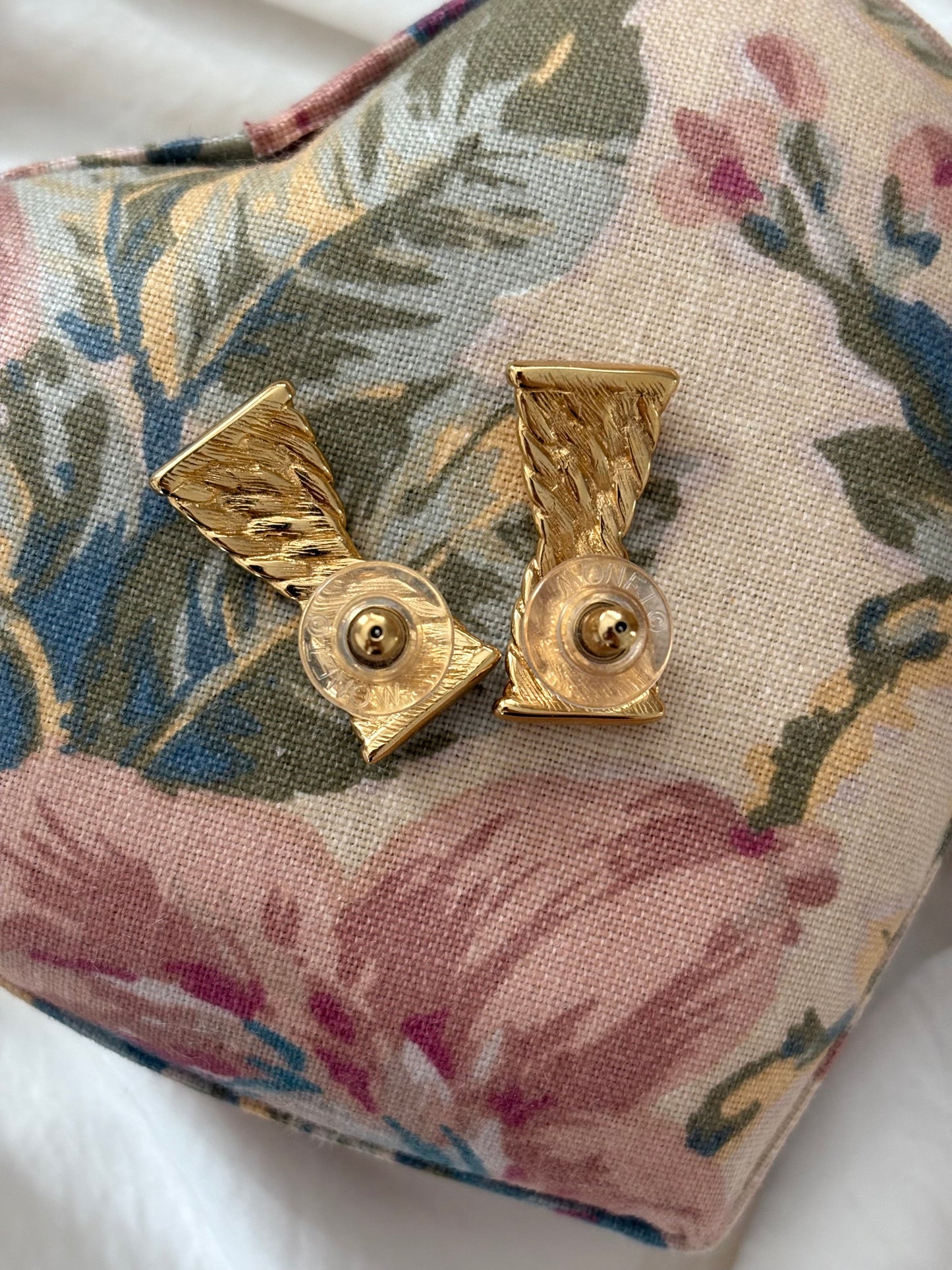 Kolczyki Monet z motywem plecionki