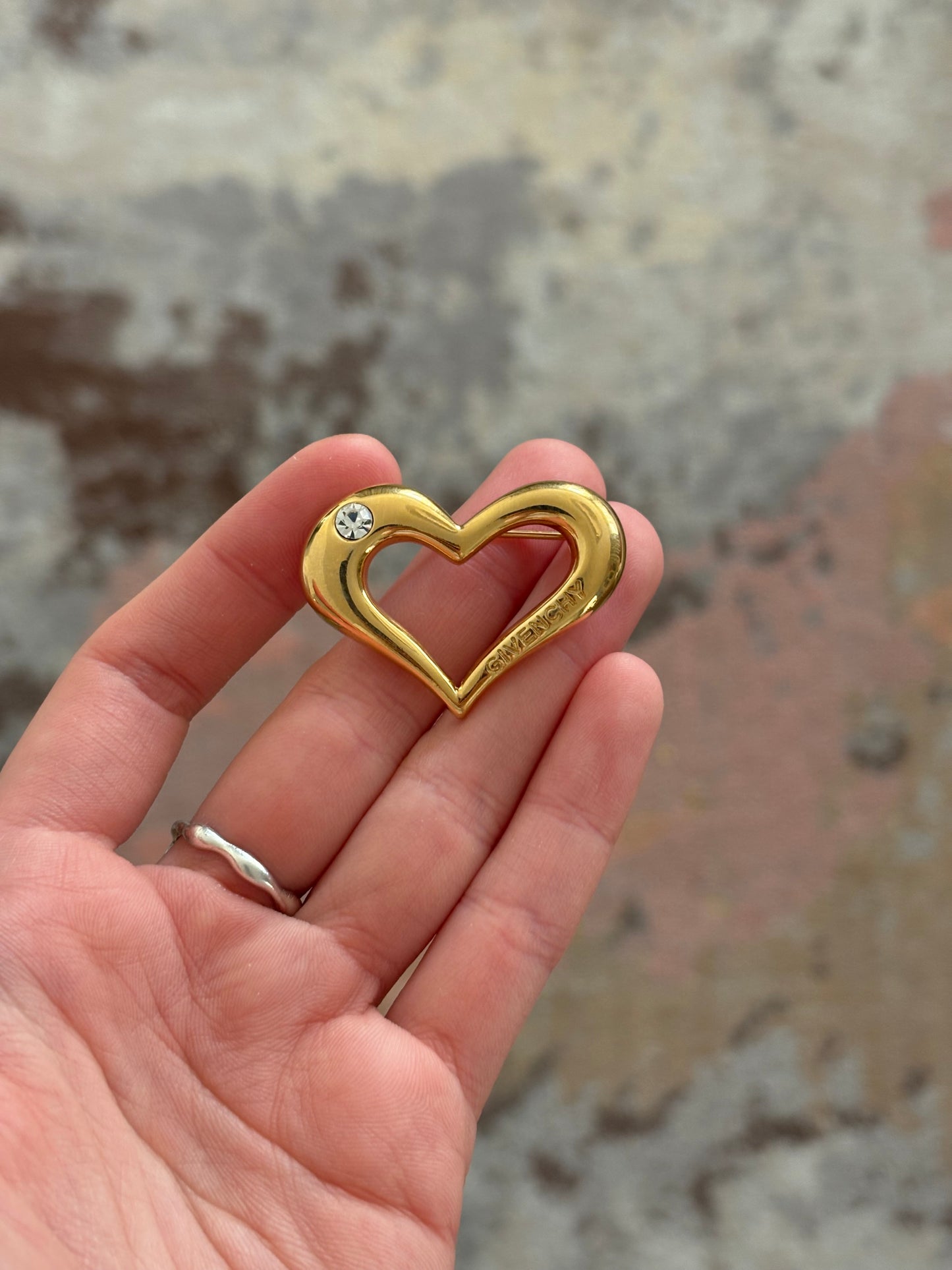Broszka G I V E N C H Y w kształcie serca