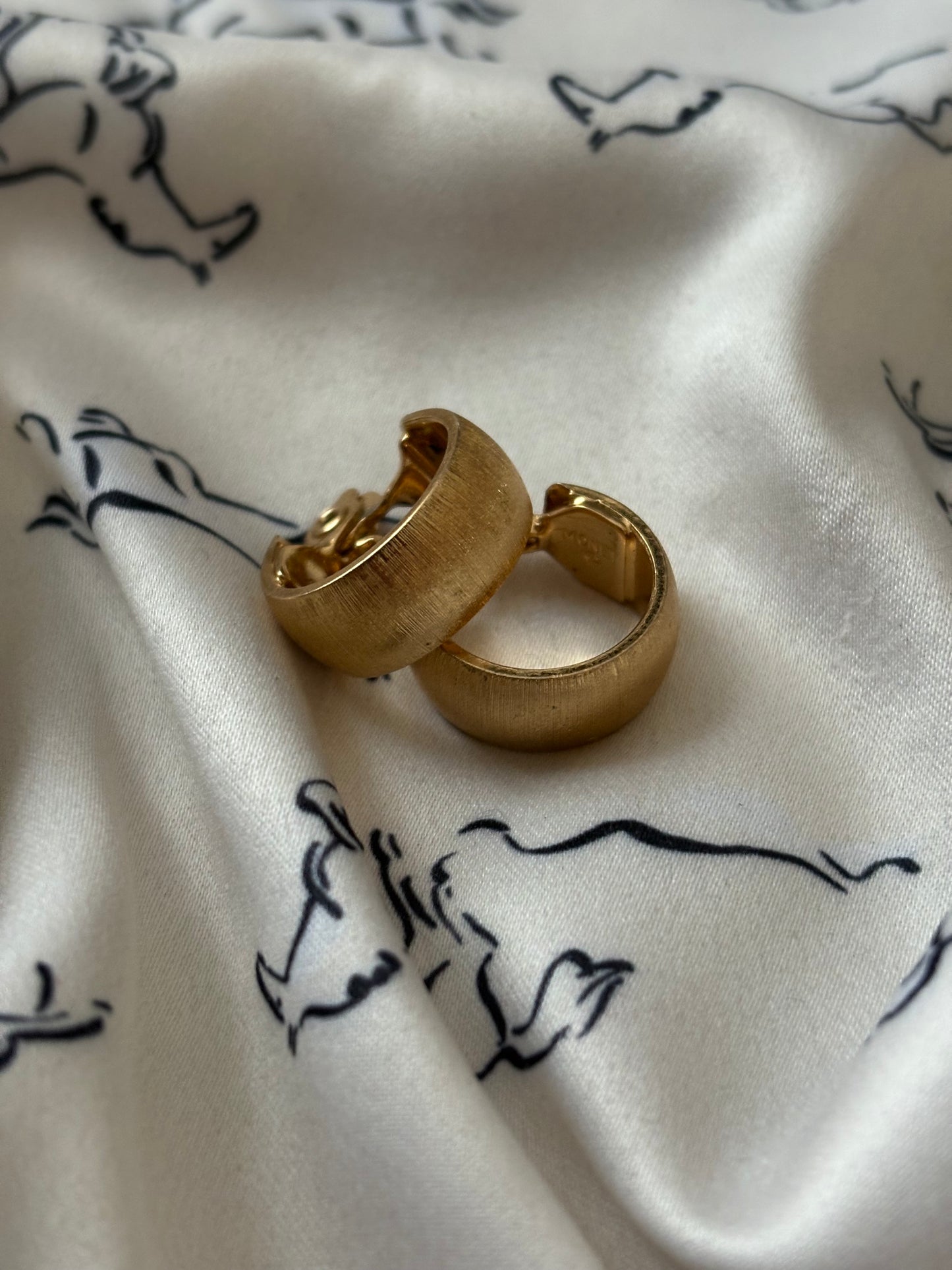 Pozłacane klipsy Monet o fakturowanej powierzchni