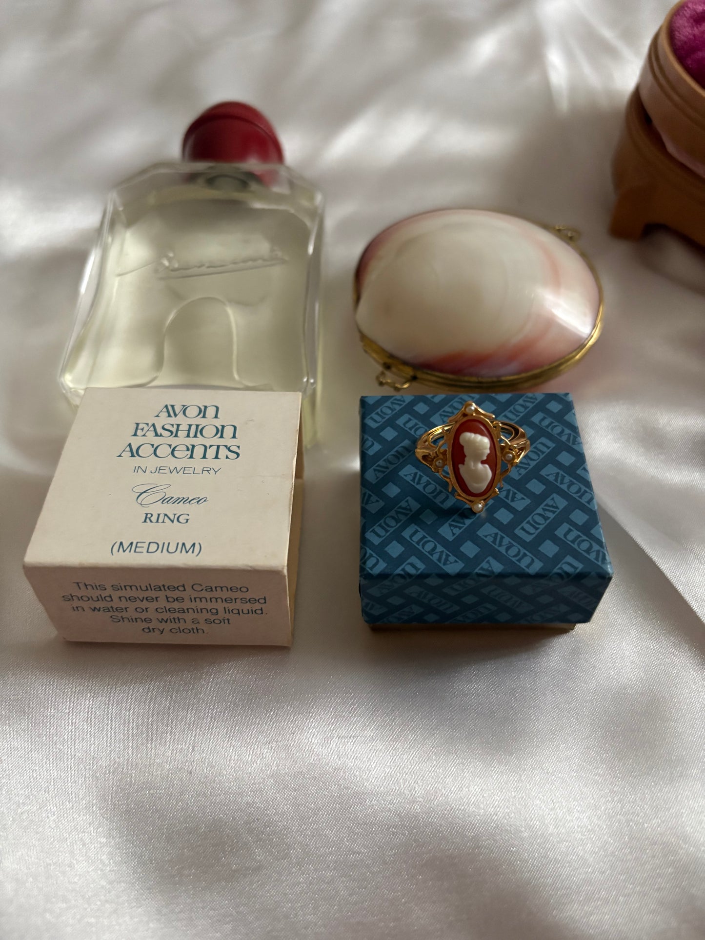 Pierścionek Avon “Cameo”,1978 rok