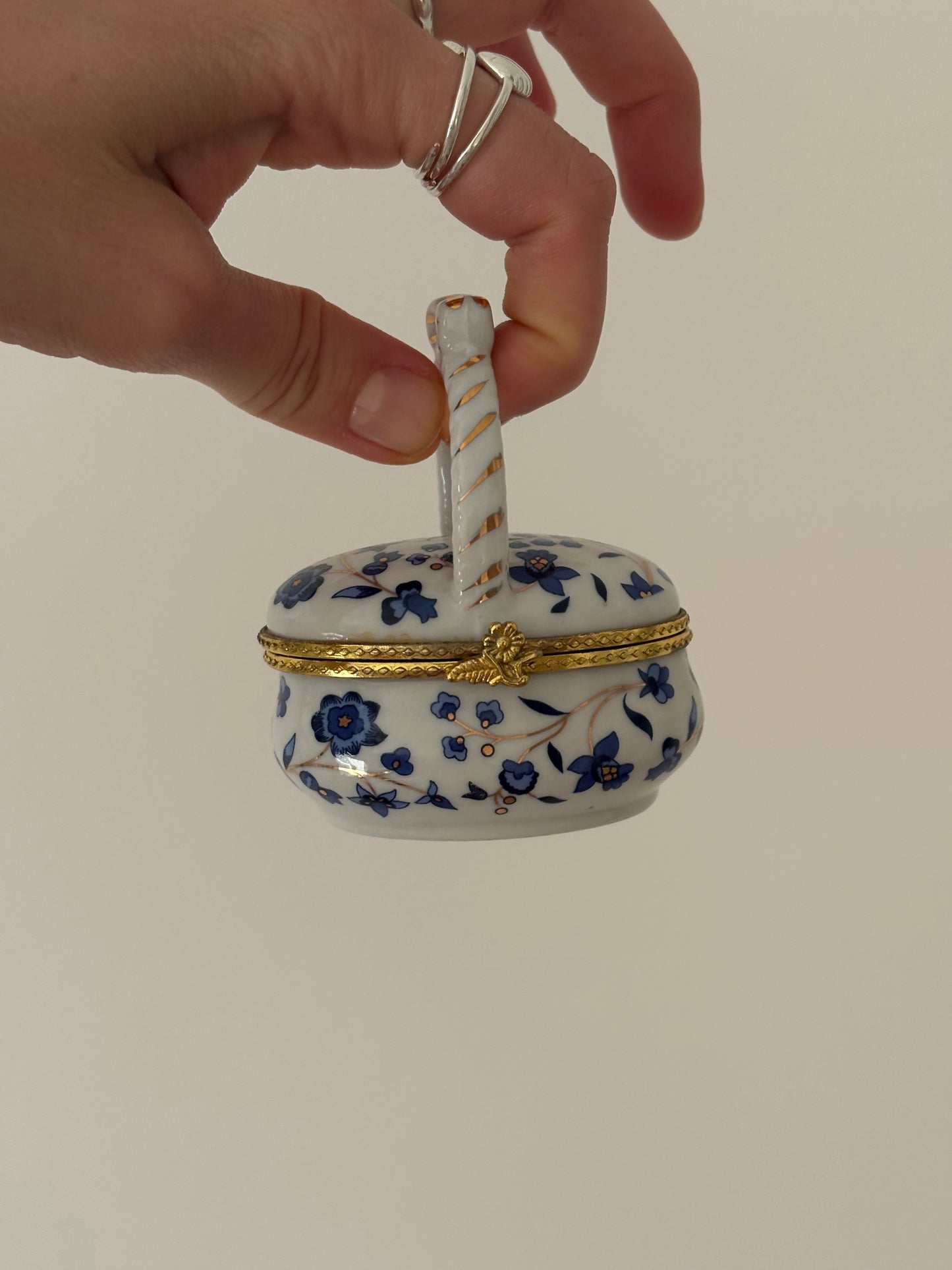 Porcelanowa szkatułka z uchwytem