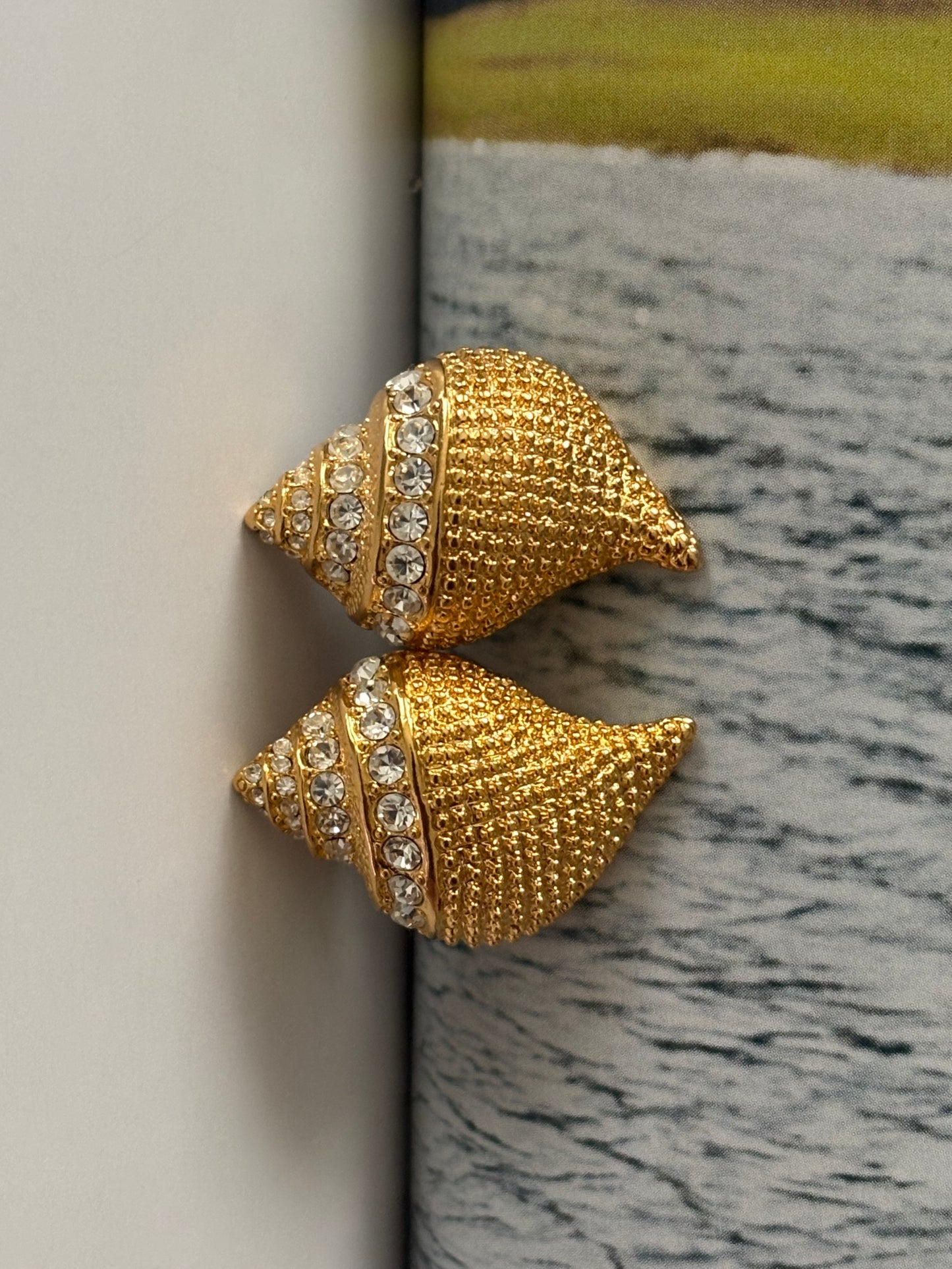 Kolczyki w postaci muszelek Kenneth Jay Lane