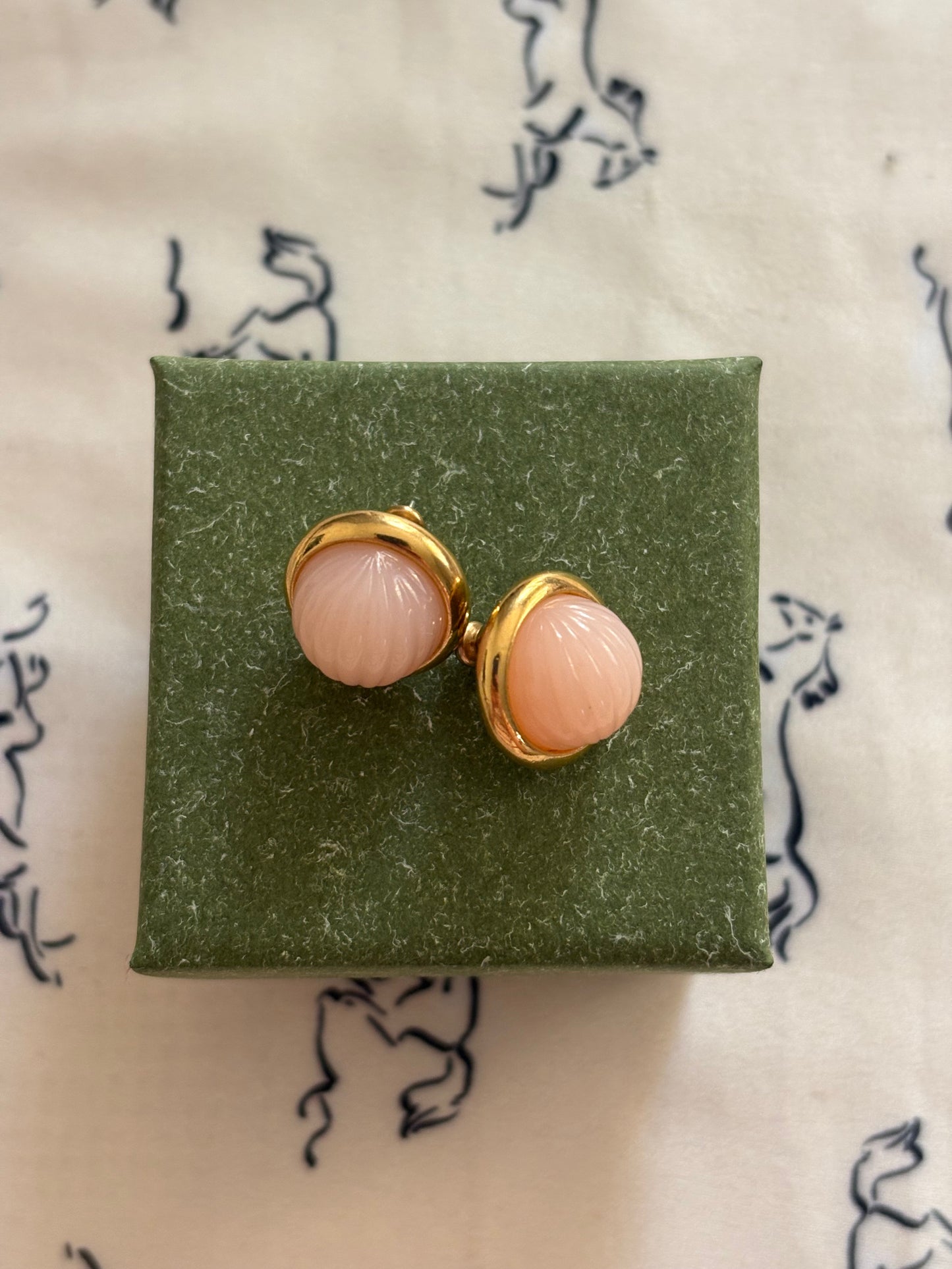 Kolczyki Trifari z rzeźbionym lucytem