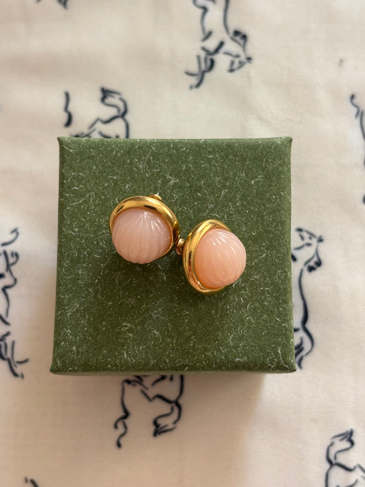 Kolczyki Trifari z rzeźbionym lucytem