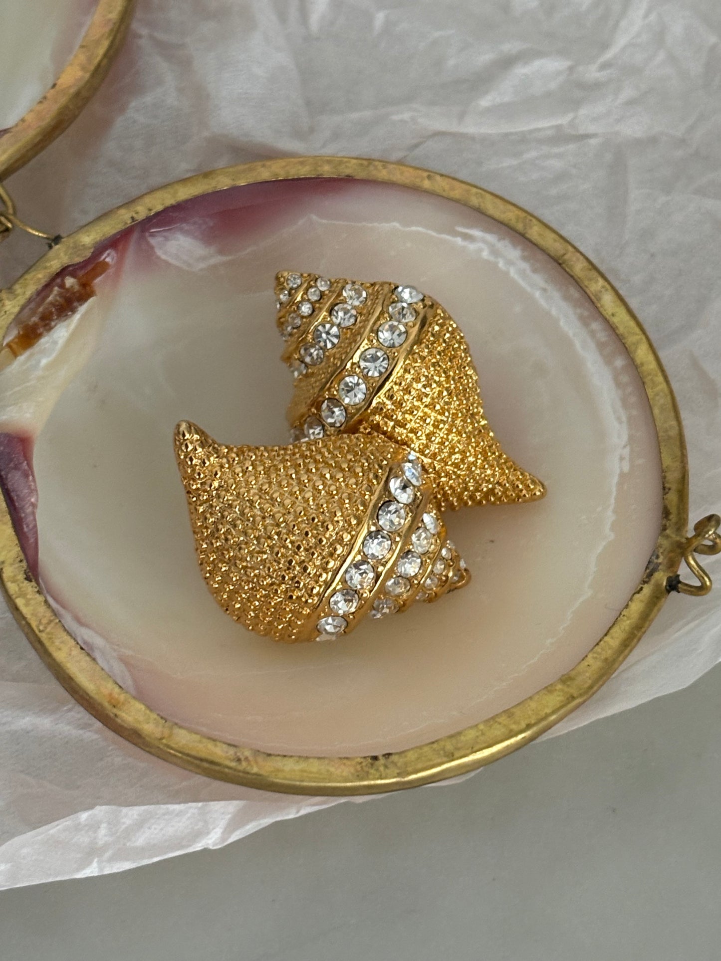 Kolczyki w postaci muszelek Kenneth Jay Lane