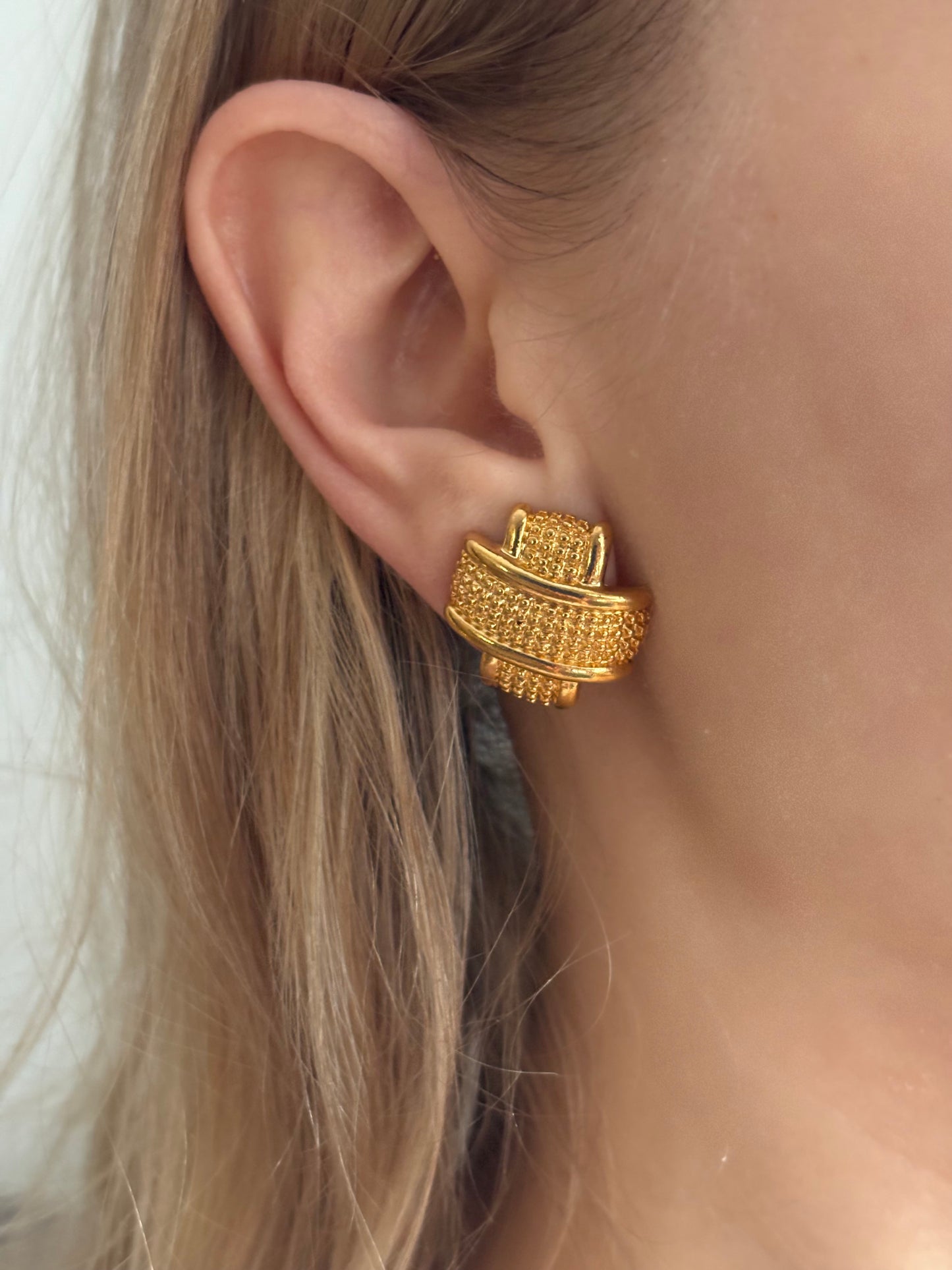 Pozłacane kolczyki Avon o geometrycznym splocie