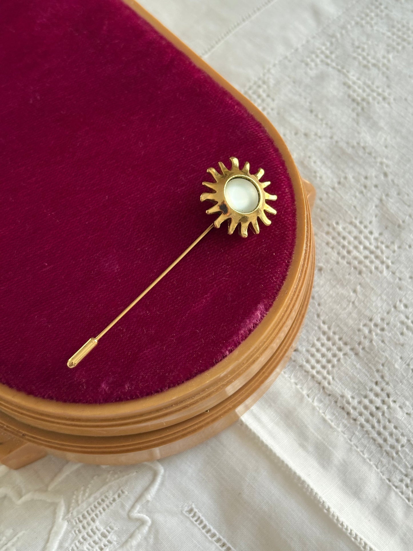 Broszka Avon „Słońce” z kolekcji Smithsonian Institution, 1996 rok