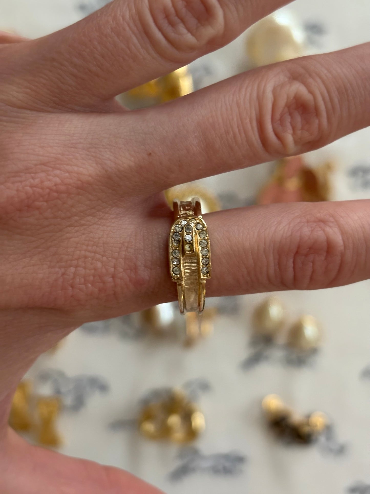 Pozłacany pierścionek Avon „Buckle Ring”,1973 rok