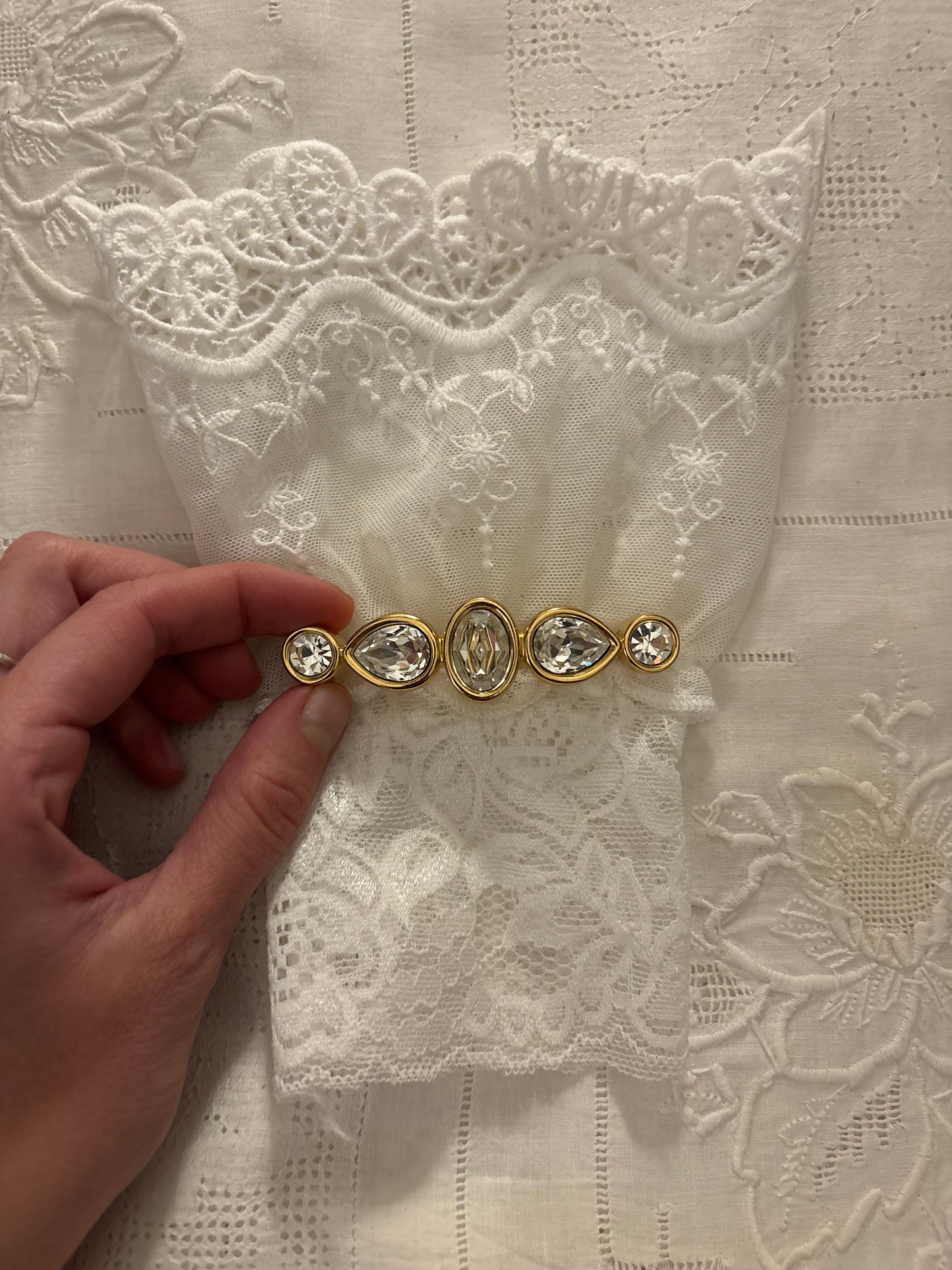 Pozłacana broszka Givenchy z kryształami