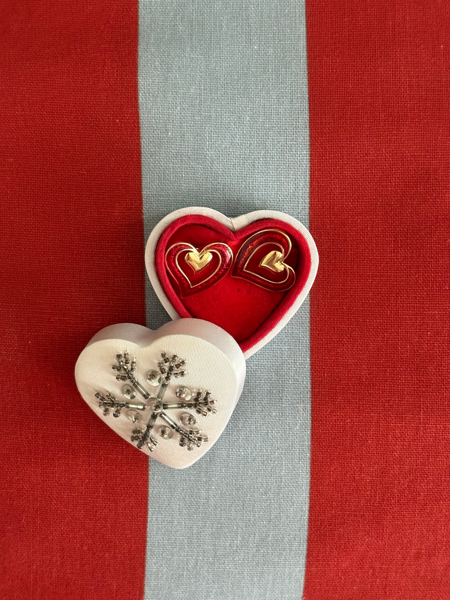 Kolczyki Avon z emalią „Double heart”, 1989 rok