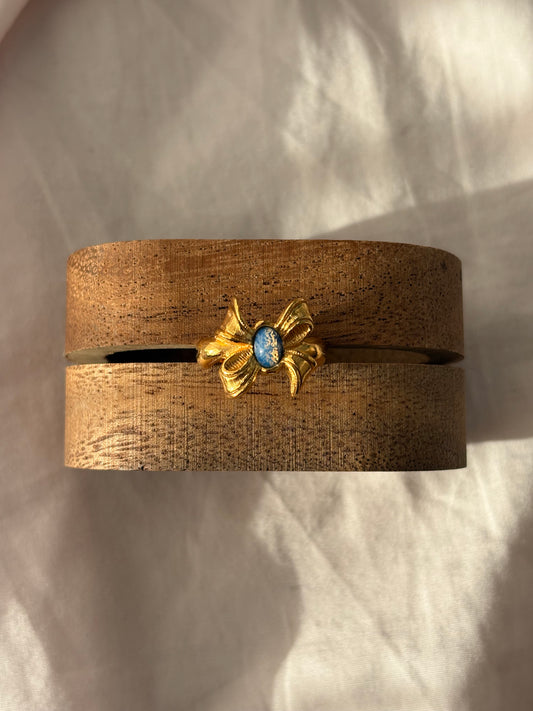 Pierścionek  Avon „Delicate Bow”, 1994 rok