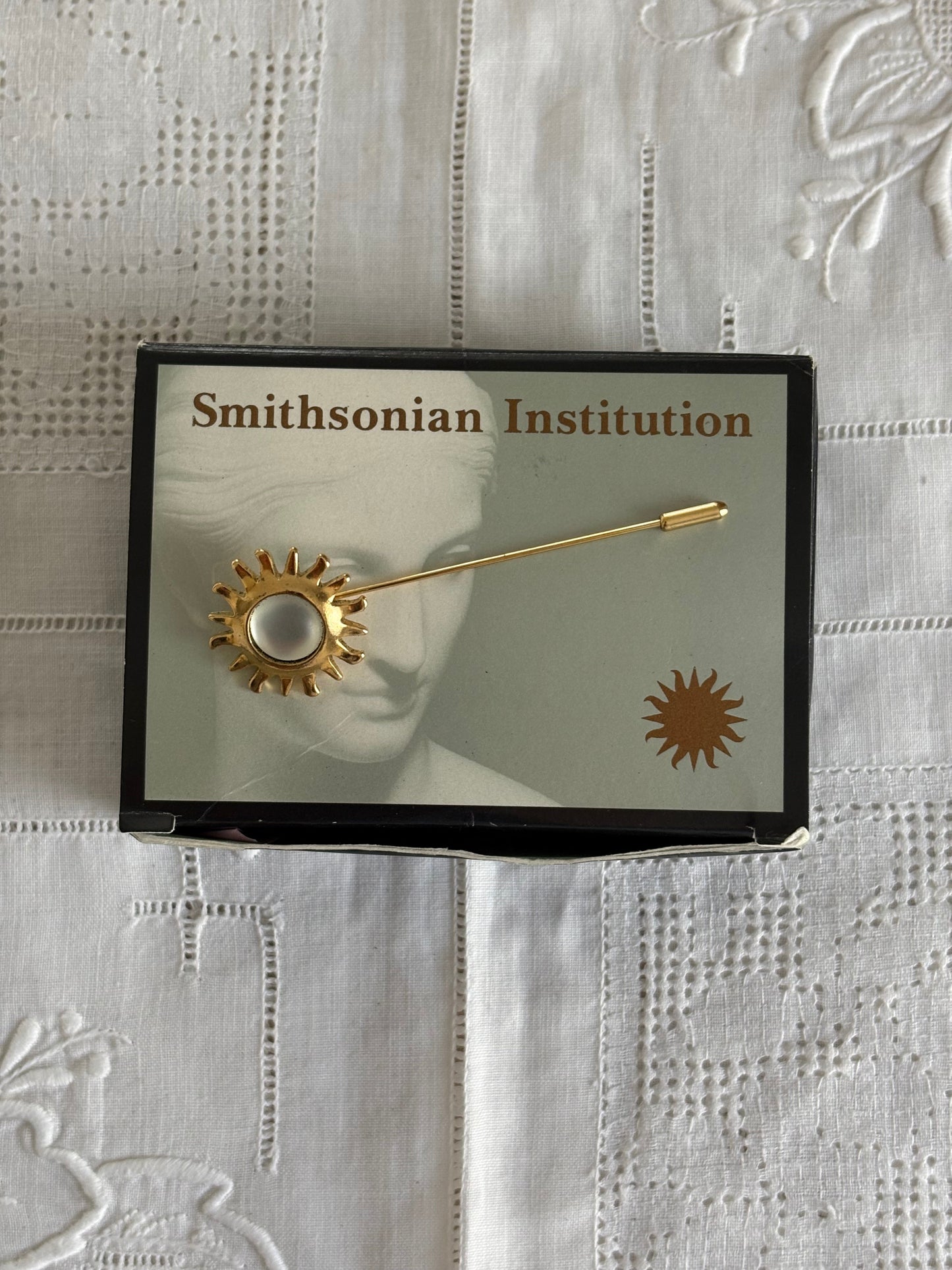 Broszka Avon „Słońce” z kolekcji Smithsonian Institution, 1996 rok