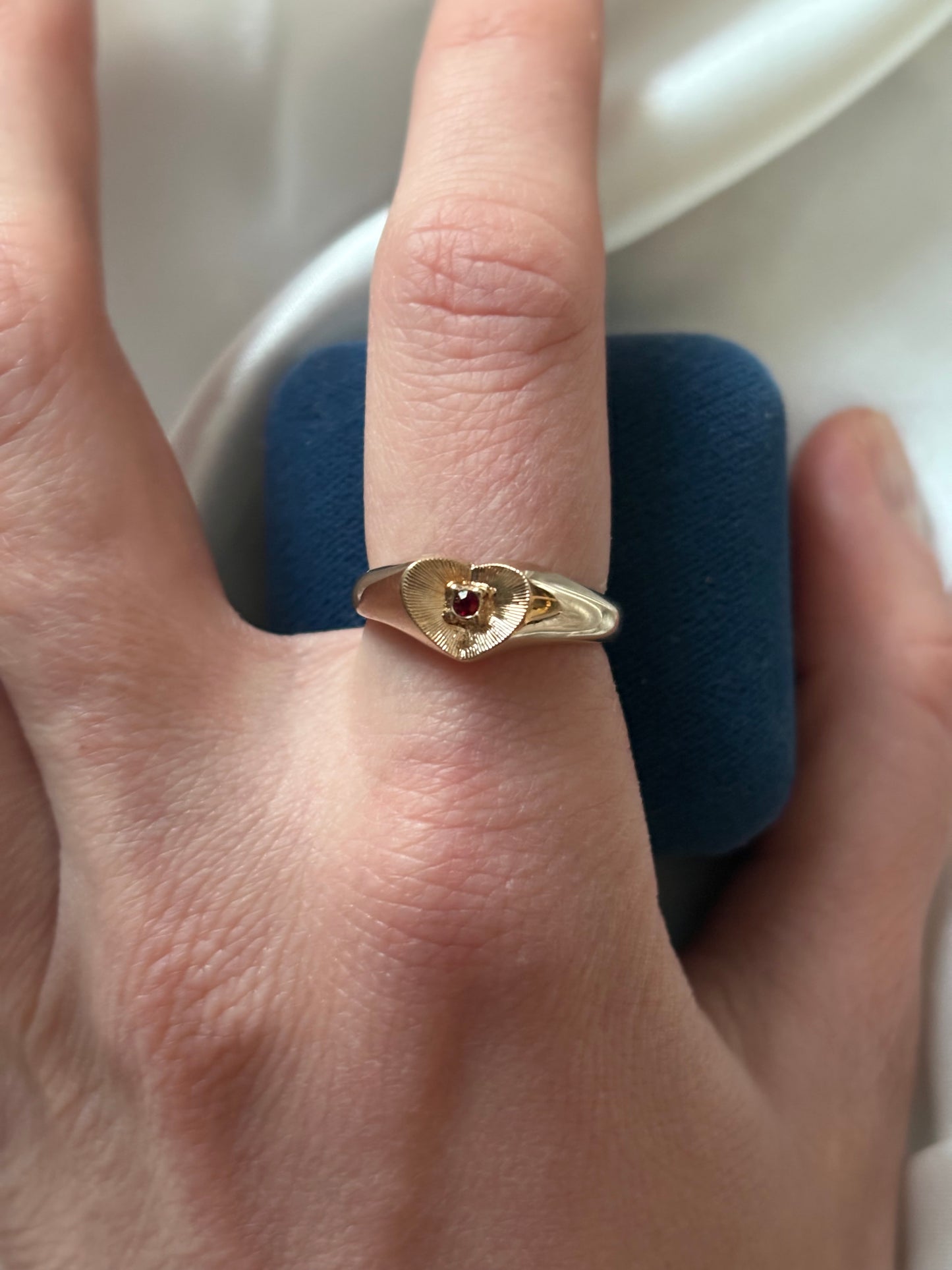 Pozłacany pierścionek Avon “ Scarlet Accent”,1982 rok