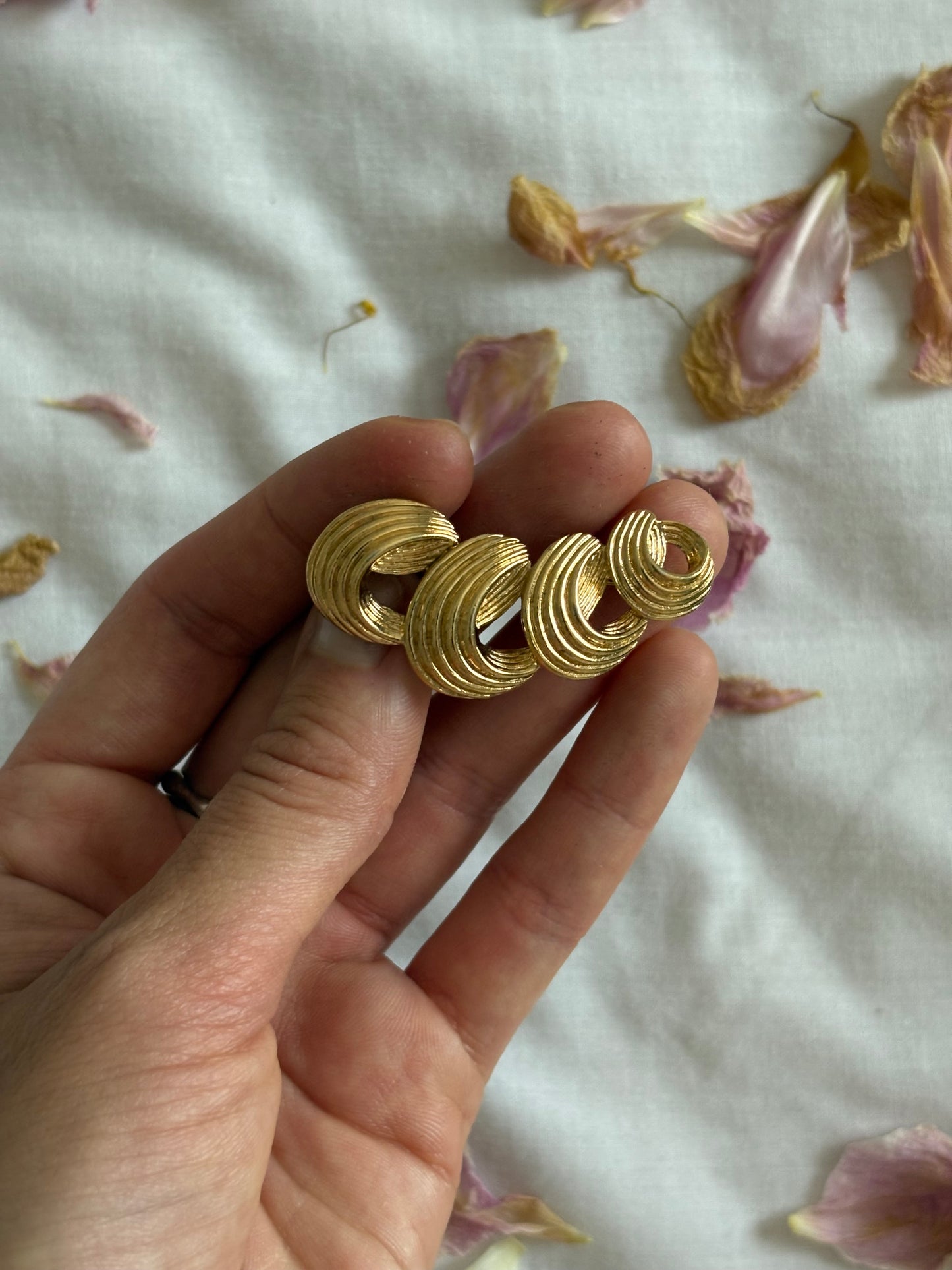 Pozłacana broszka  „Ribbon Curl” Avon, 1989 rok