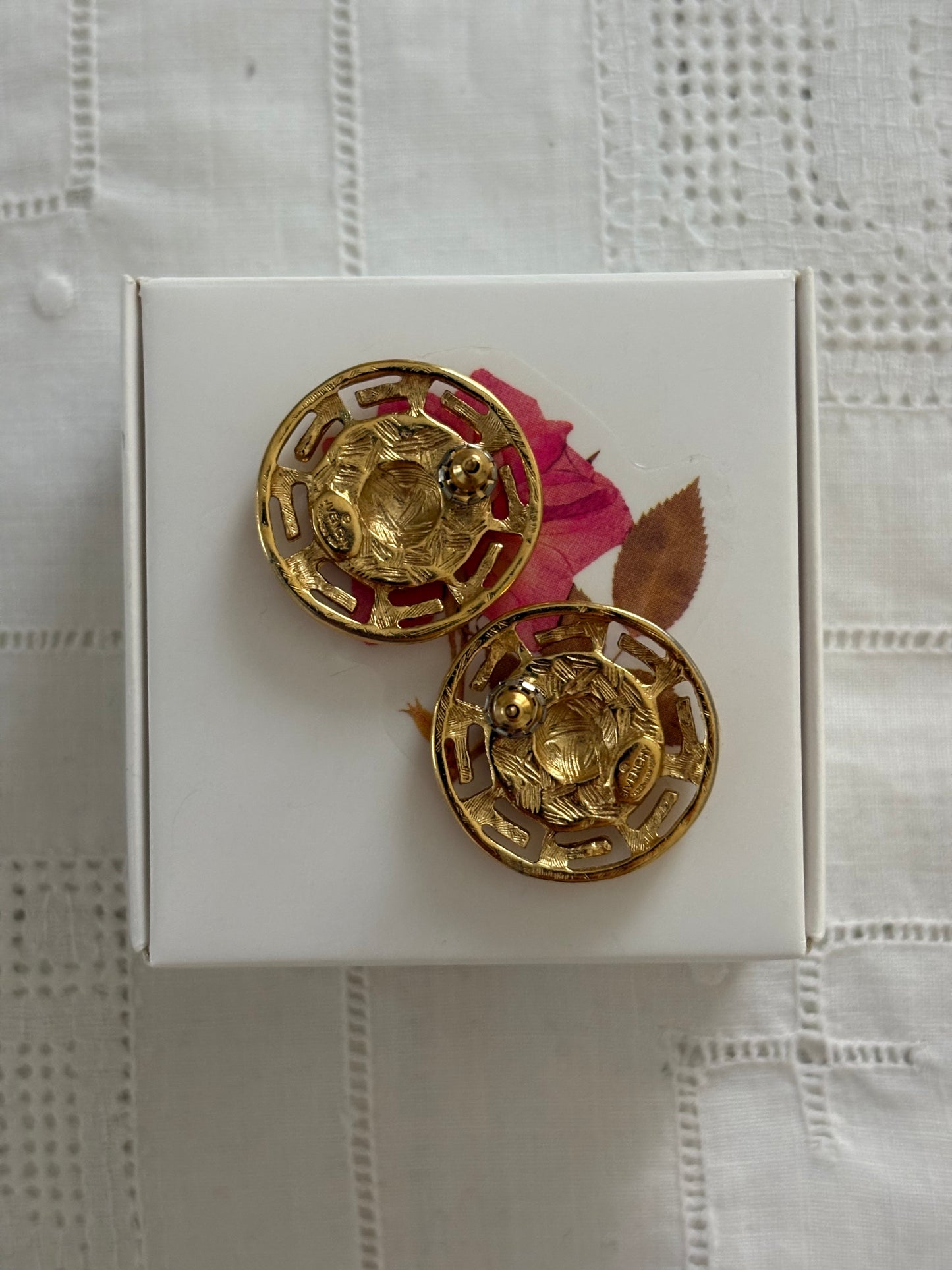 Pozłacane kolczyki Givenchy z logo, 1980–1990