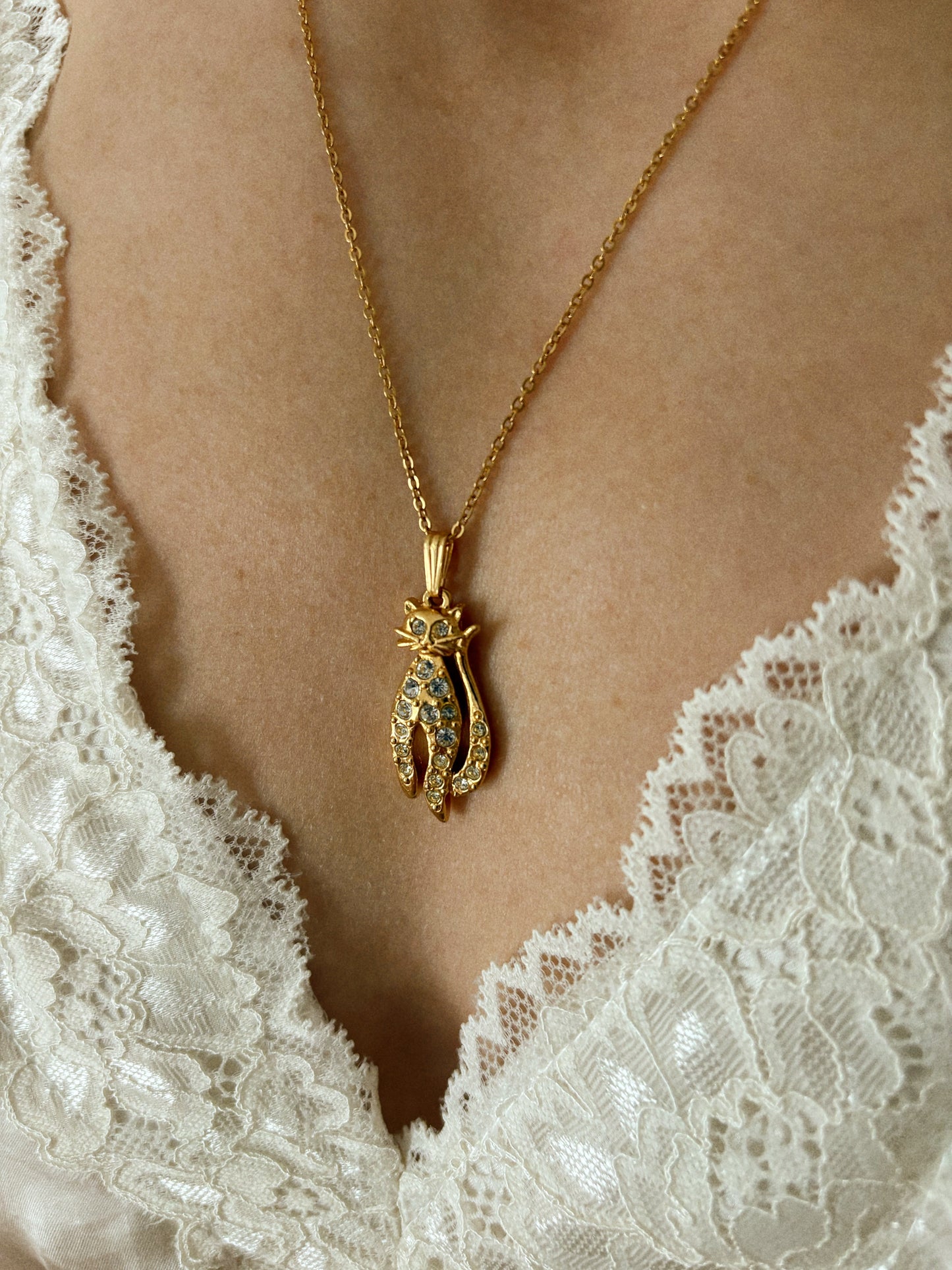 Naszyjnik Avon w kształcie kota z kryształkami