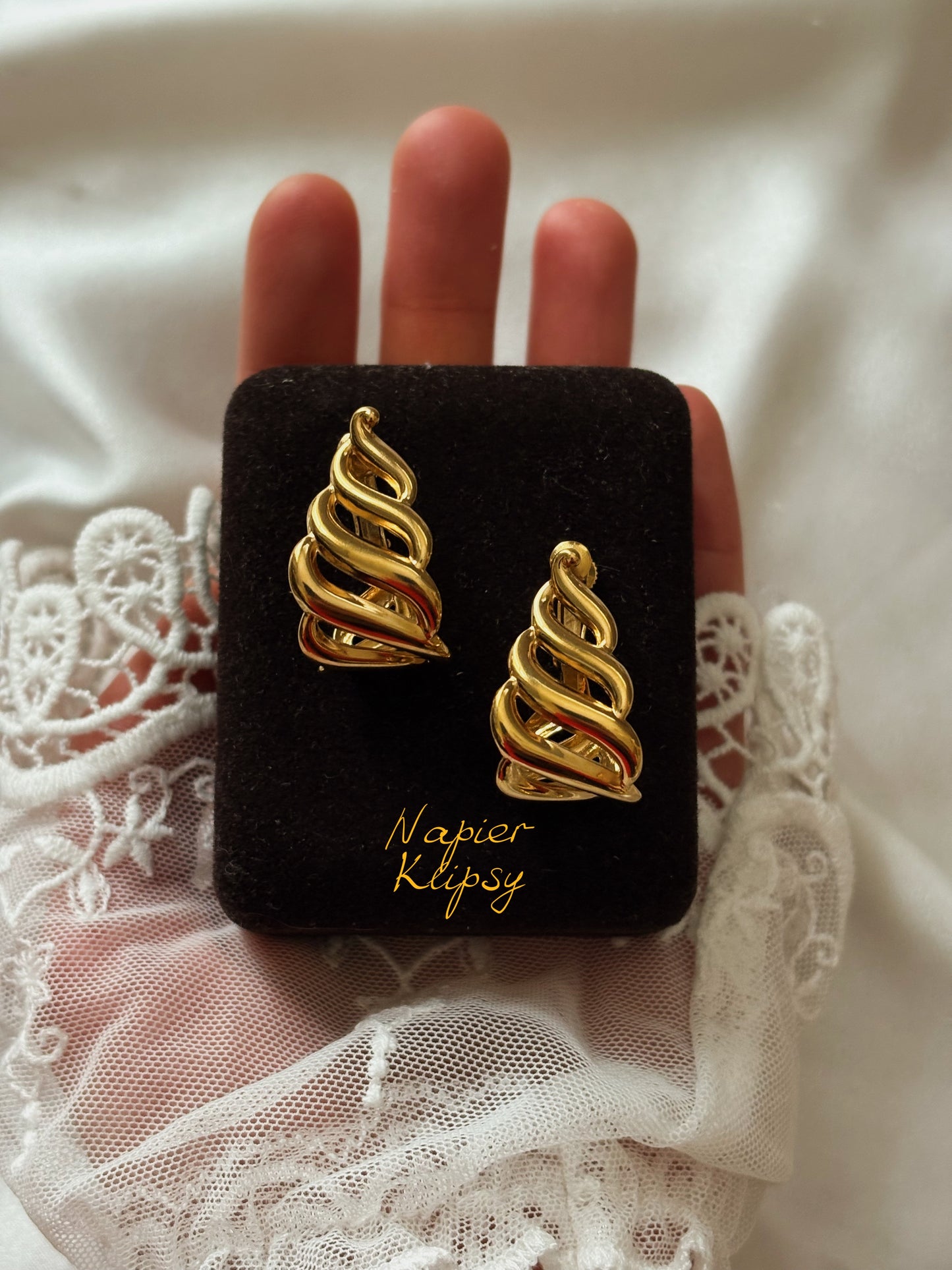 Pozłacane klipsy Napier w formie skręconych wstęg