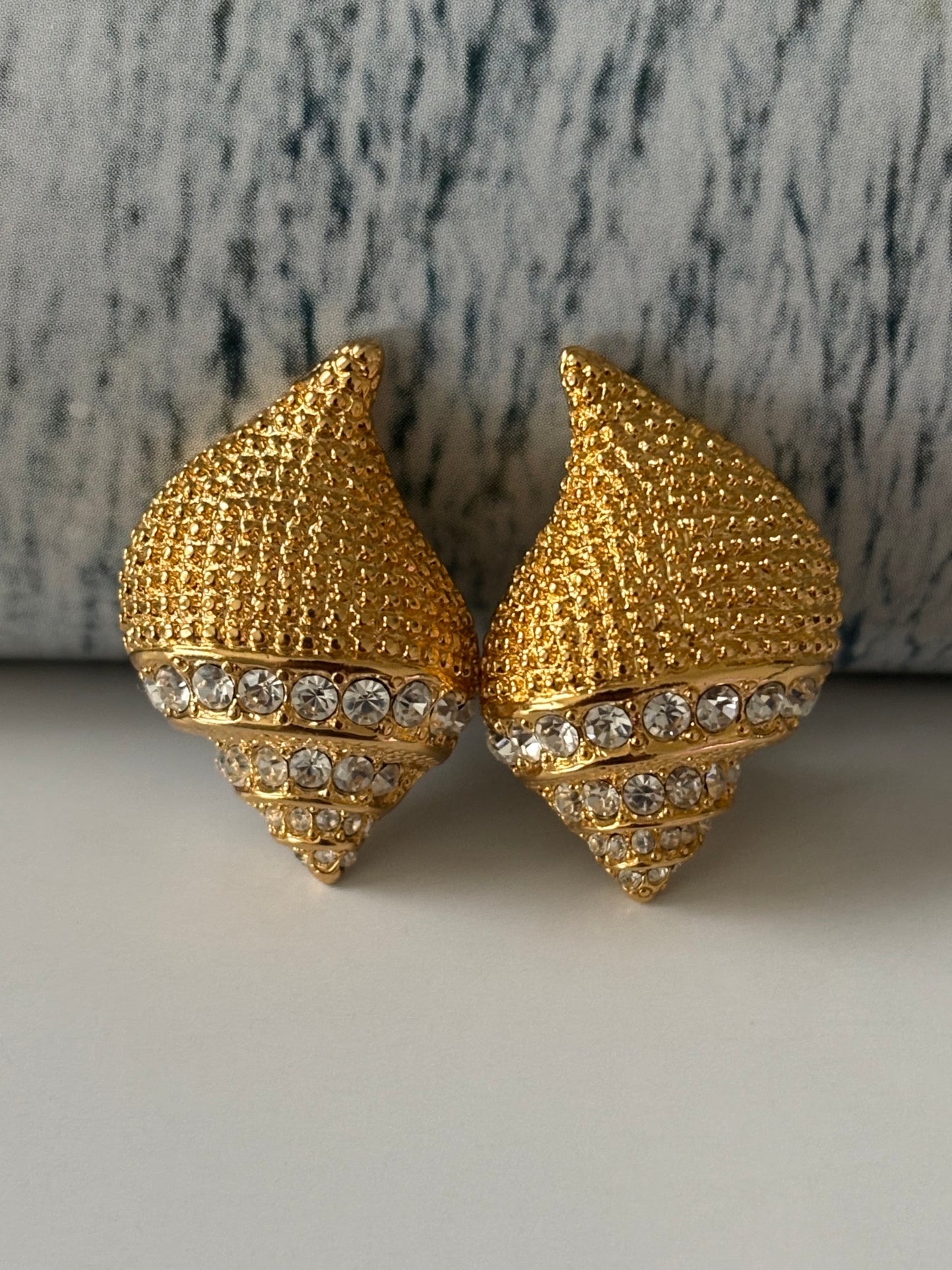 Kolczyki w postaci muszelek Kenneth Jay Lane