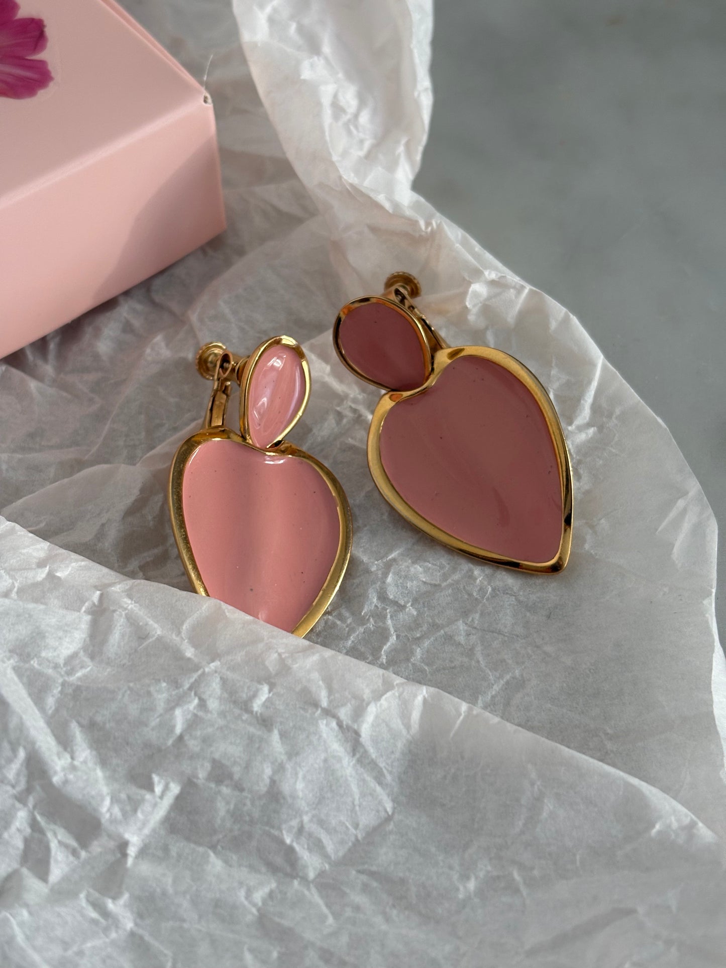 Klipsy Napier z perłowo-brzoskwiniową emalią