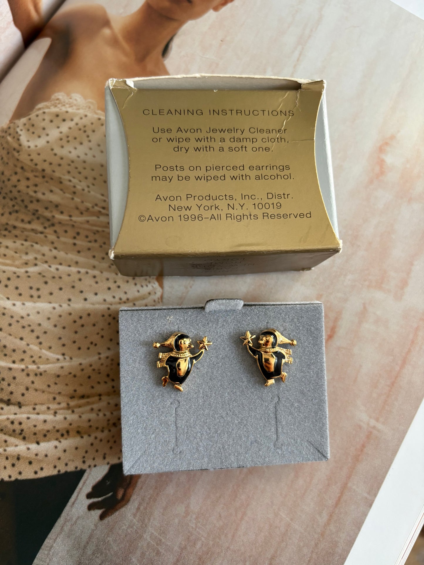 Pozłacane kolczyki Avon „Penguins” z emalią