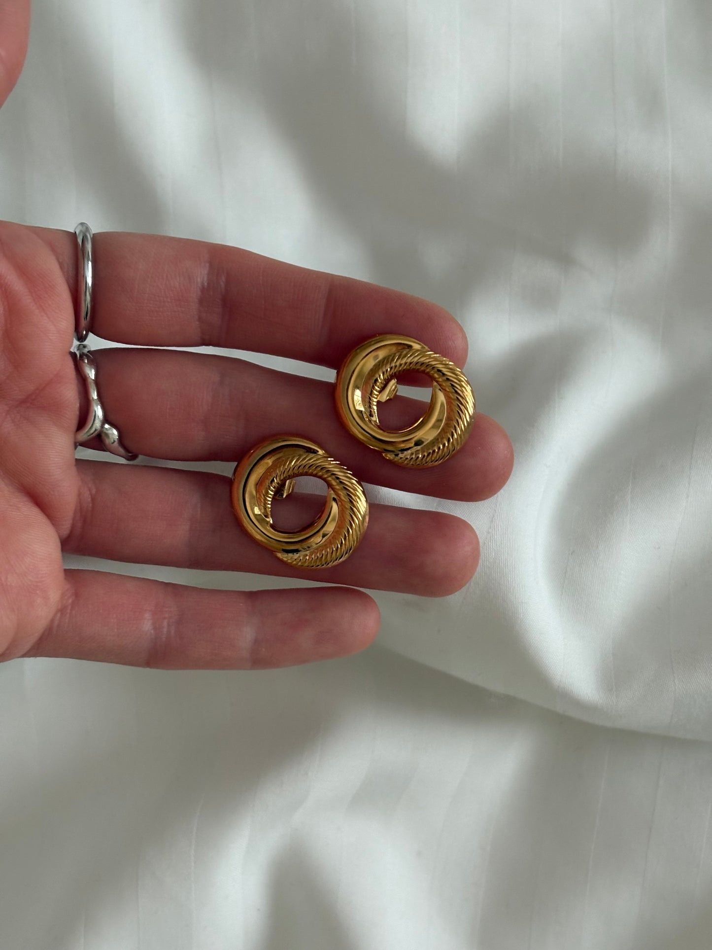 Pozłacane kolczyki Avon „Sculptured Swirl”,1991 rok