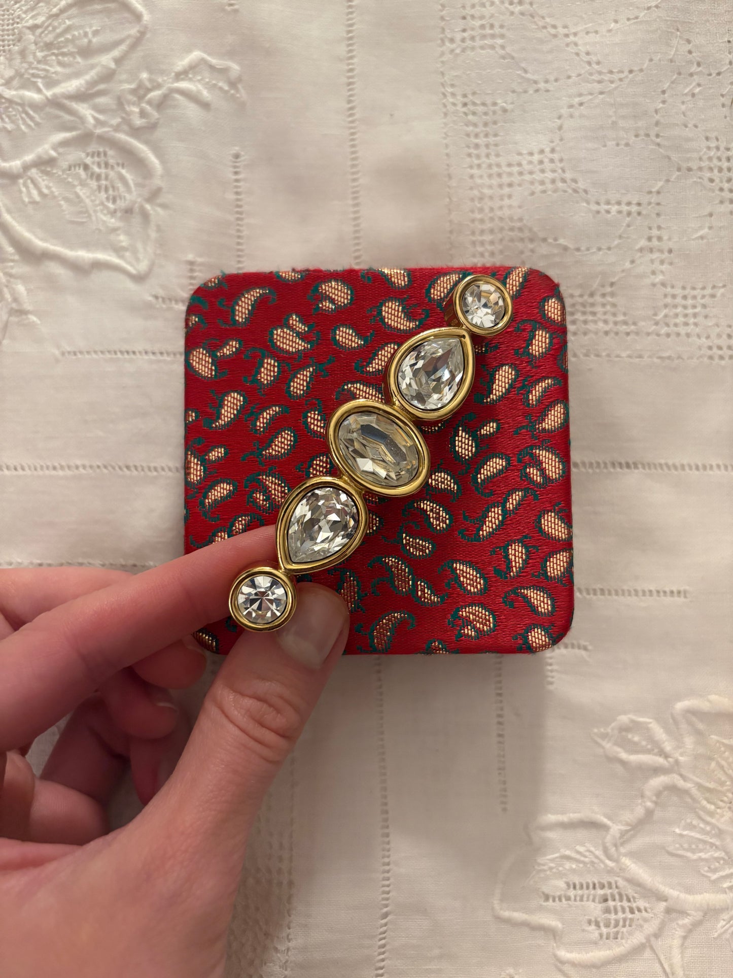 Pozłacana broszka Givenchy z kryształami