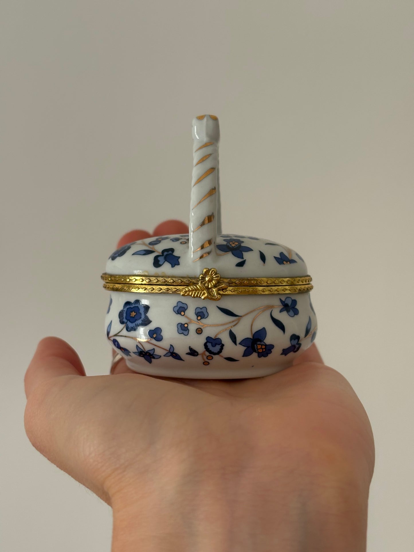 Porcelanowa szkatułka z uchwytem