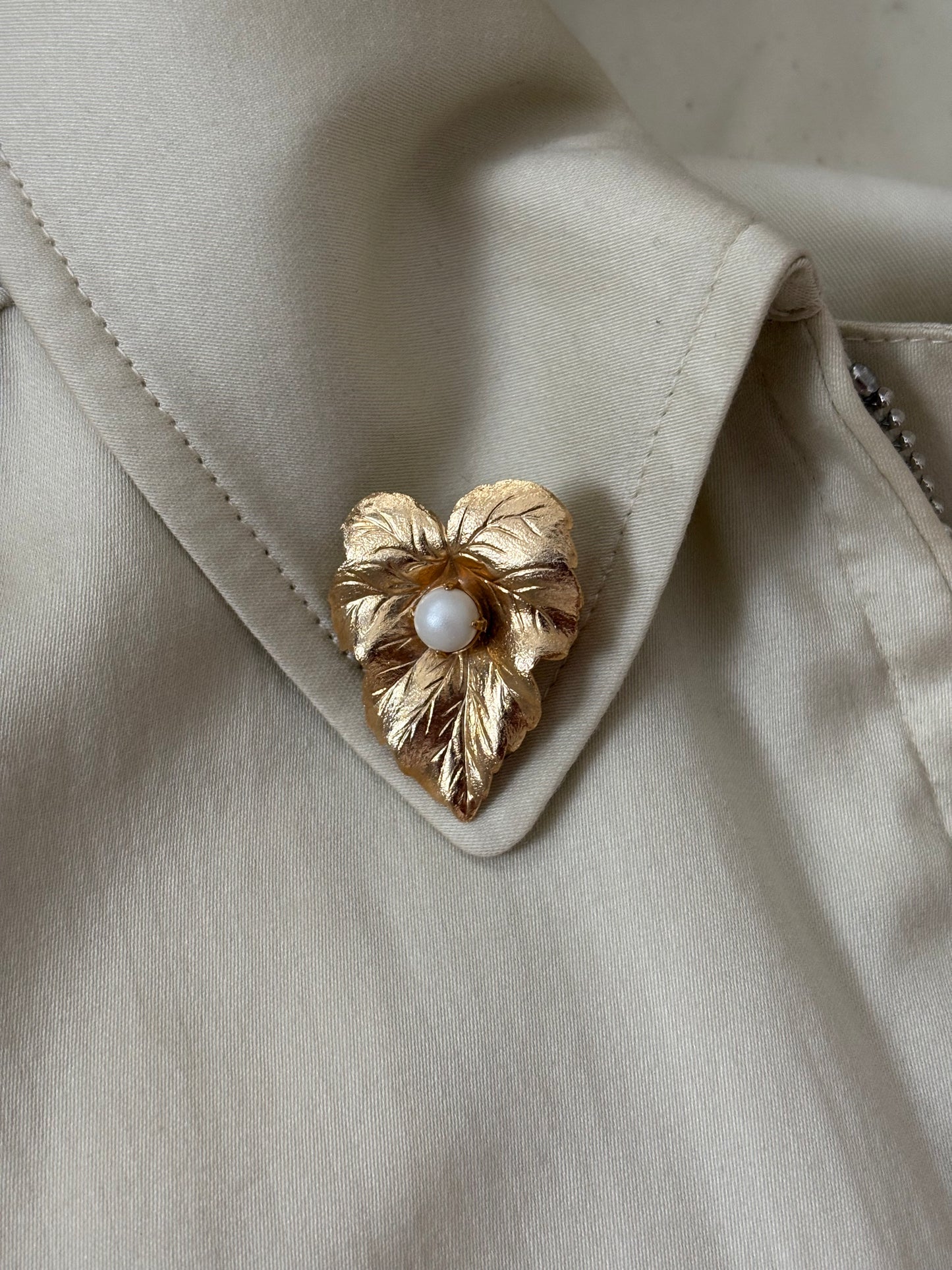 Pozłacana broszka Sarah Coventry w kształcie liścia