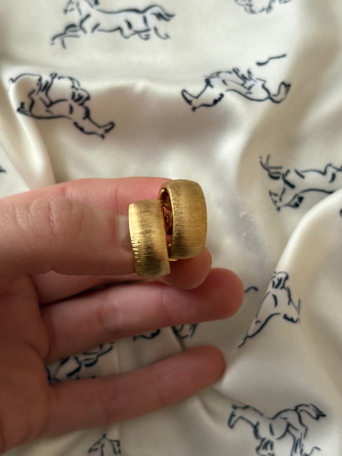 Pozłacane klipsy Monet o fakturowanej powierzchni