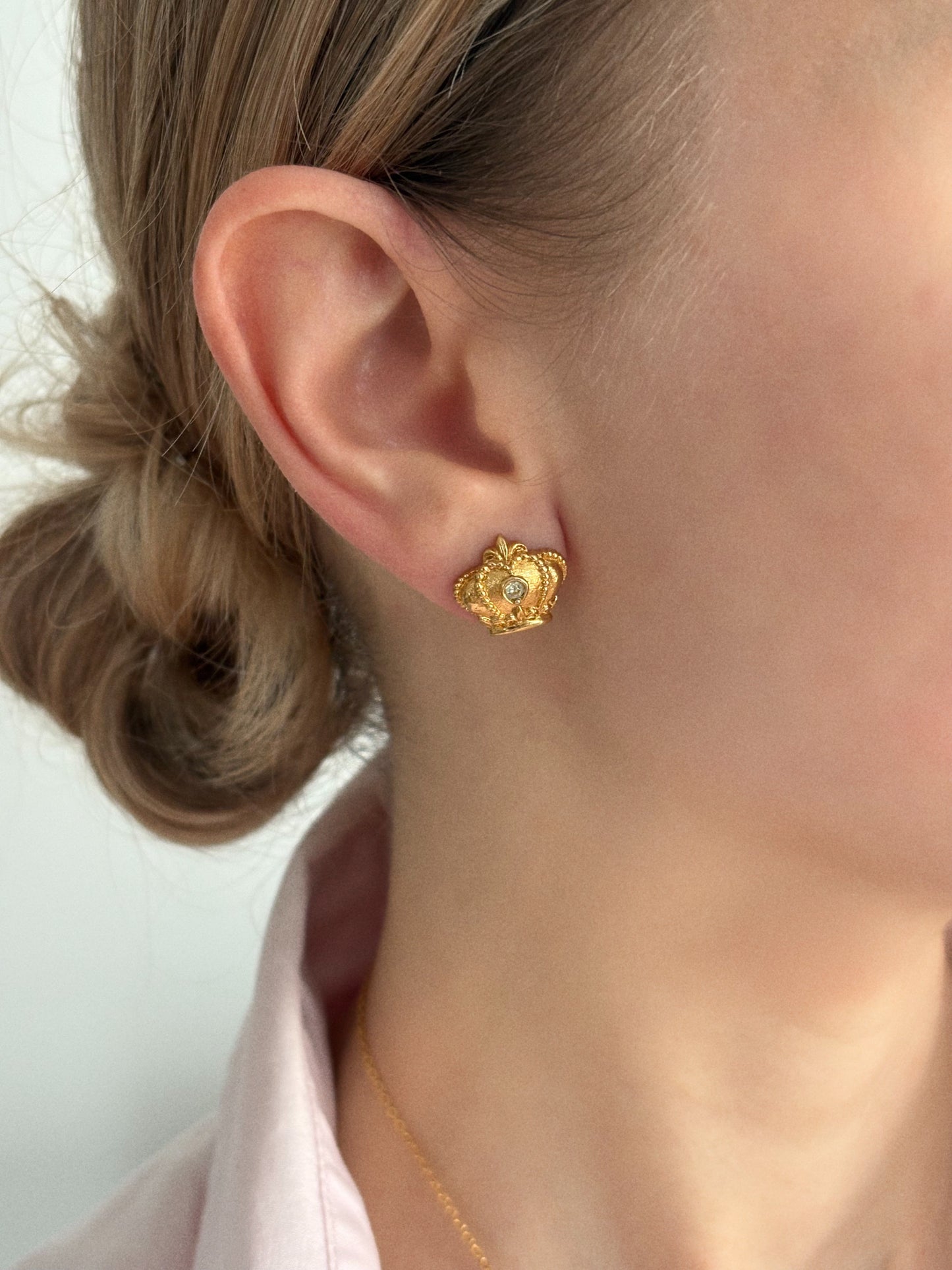 Pozłacane kolczyki Avon „Regal Crown”, 1989