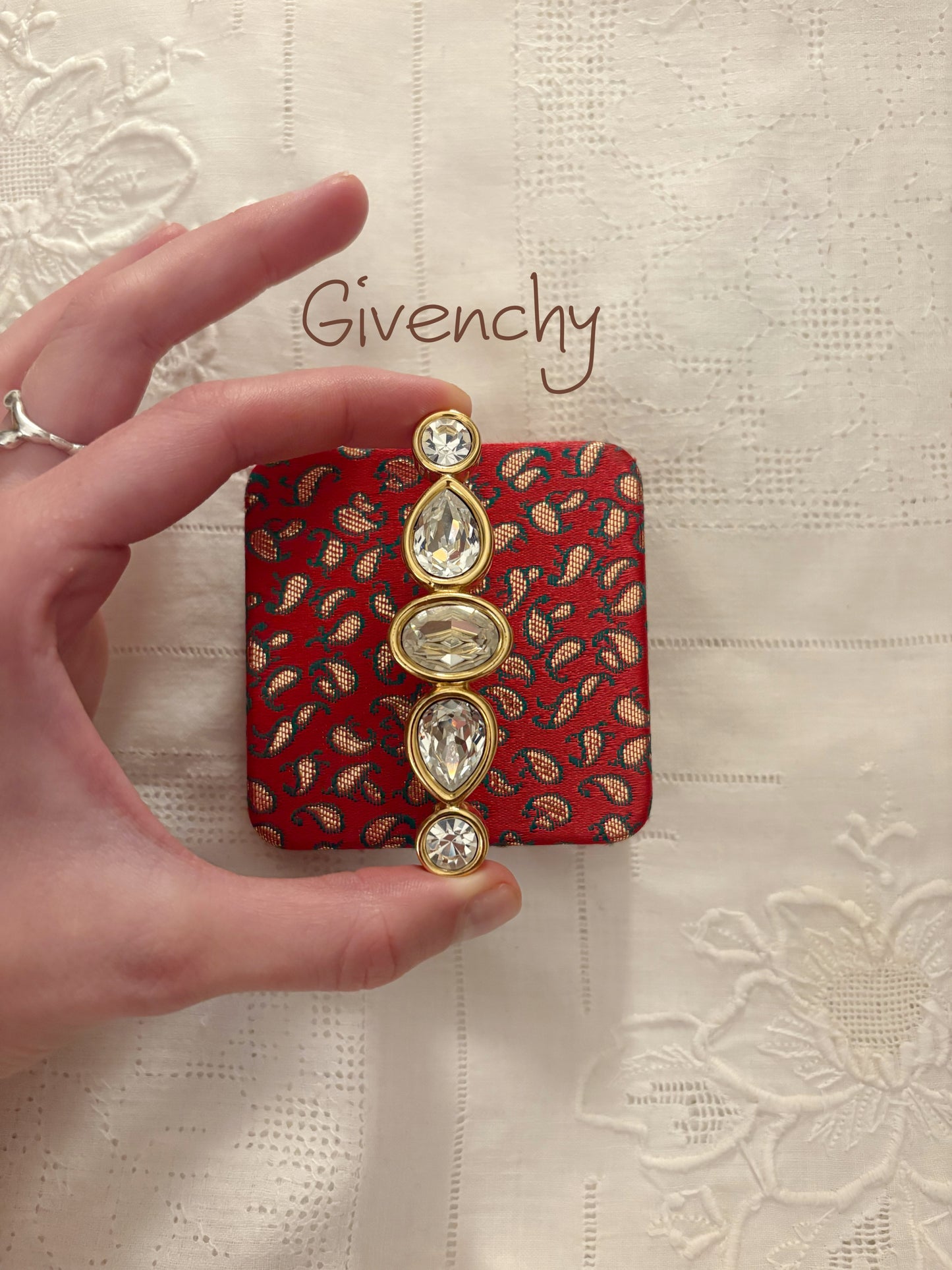 Pozłacana broszka Givenchy z kryształami