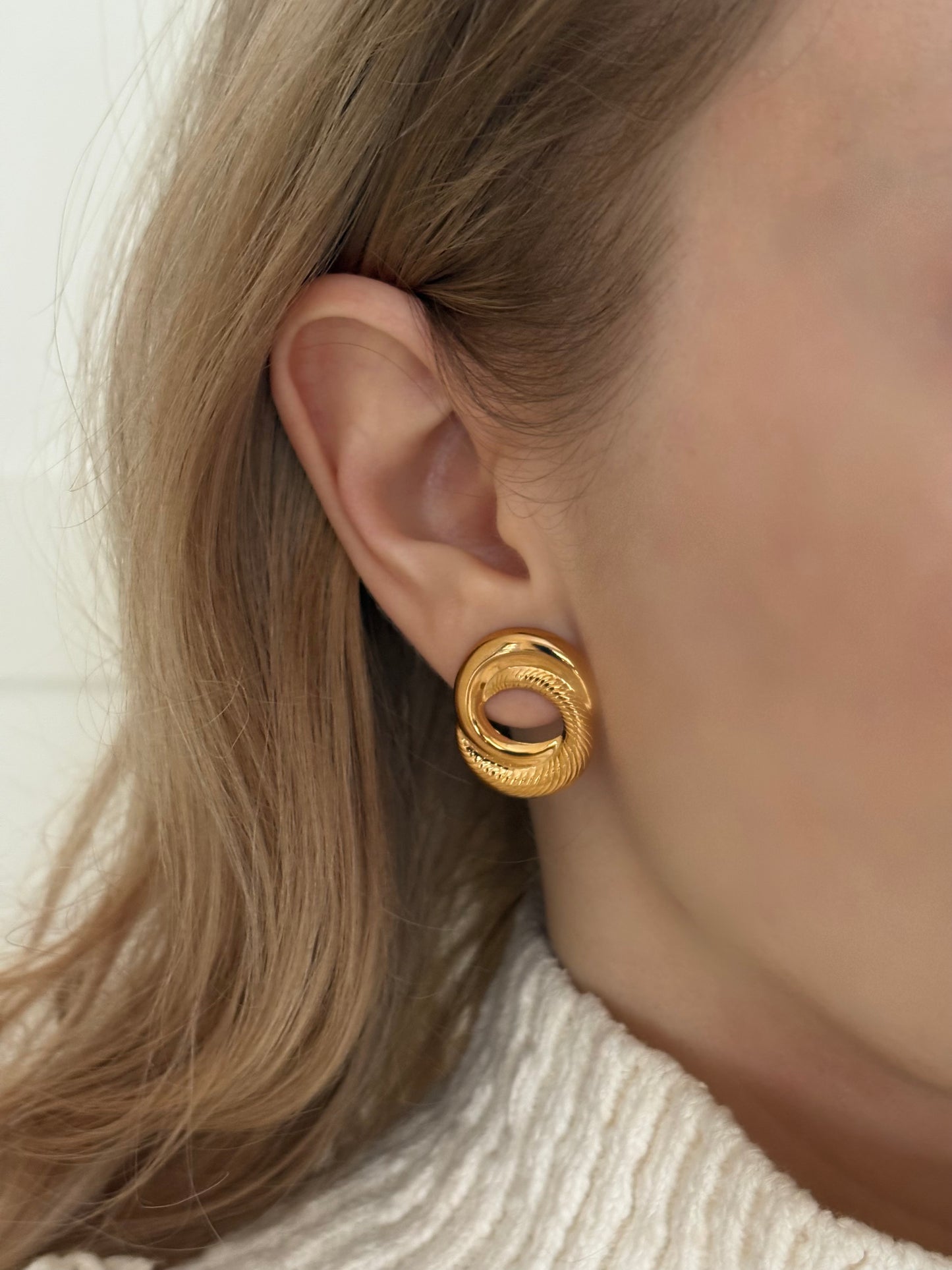 Pozłacane kolczyki Avon „Sculptured Swirl”,1991 rok