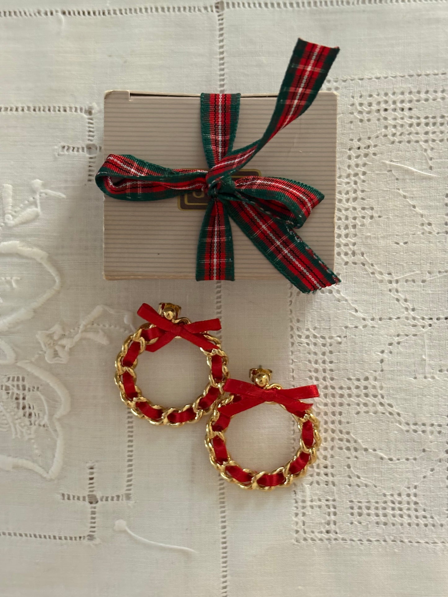 Pozłacane kolczyki Avon «Ribbon weave”,1988 rok