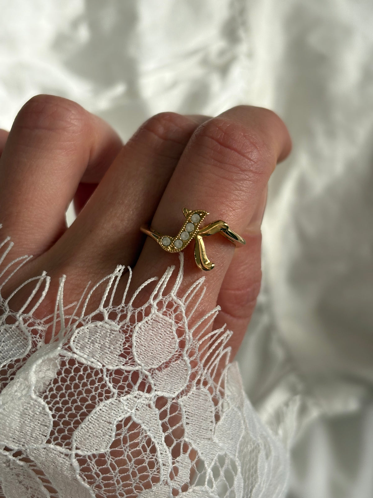Pierścionek Avon z inicjałem „K” – «Initial Ring»,17 mm