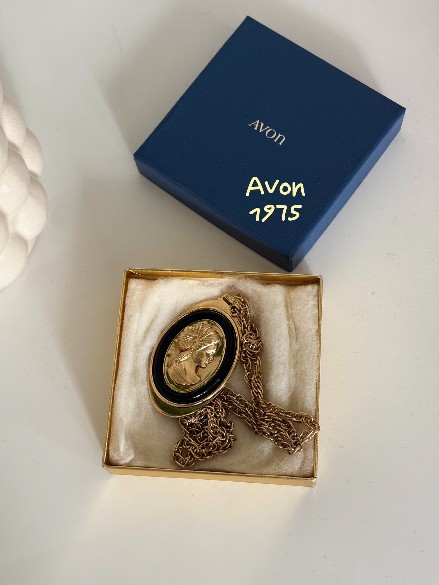 Naszyjnik Avon, 1975 rok